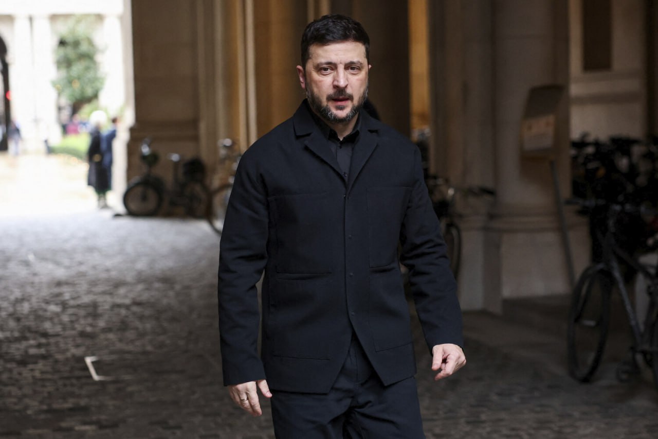 Зеленский намерен уйти с поста президента после завершения конфликта Владимир Зеленский в интервью Fox News после вчерашней встречи с Дональдом Трампом сказал что уйдет из власти после завершения конфликта на Украине Да ответил Зеленский в интервью телеканалу Fox News на предположение журналиста что конфликт закончится и он покинет власть Читайте Газету Ru в MAX