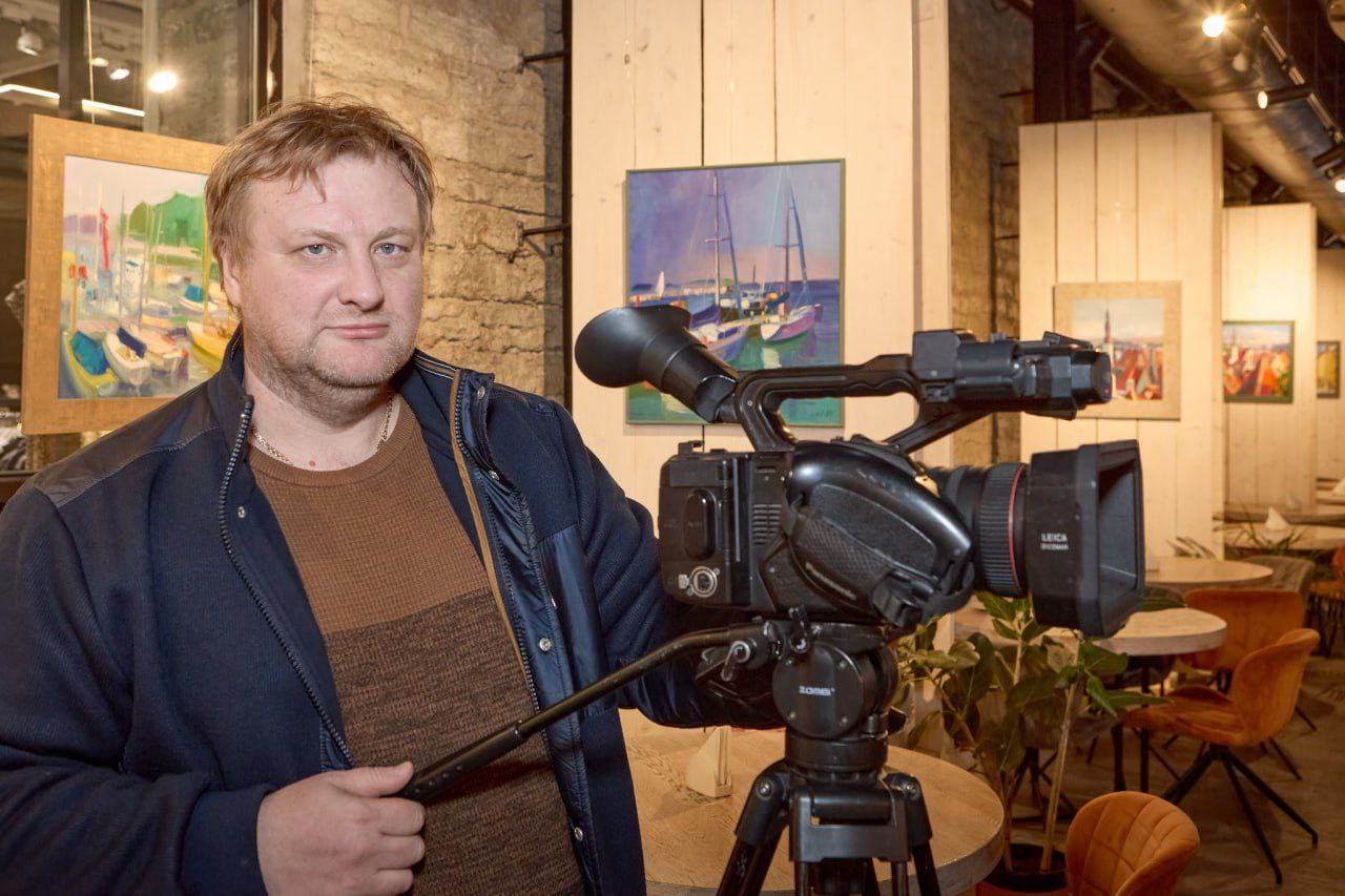 В Эстонии задержан известный русский журналист Олег Беседин последний из независимых в Прибалтике кого не трогали спецслужбы В Эстонии 4 ноября 2025 года задержан известный кинодокументалист и ведущий Олег Беседин сообщает портал Балтия Инцидент произошёл во вторник события развивались в течение дня По имеющимся данным утром около 11 00 у Беседина начался обыск который продолжался несколько часов К 19 00 журналист был задержан Обстоятельства и причины задержания пока официально не разглашаются Практически одновременно с задержанием около 21 00 были заблокированы два популярных интернет канала связанных с его деятельностью Речь идёт о крупнейшем русскоязычном канале в Facebook Таллиннцы и YouTube канале TVN Оба ресурса которые модерировал Беседин набирали миллионные просмотры и были известны своей острой социальной и политической тематикой На данный момент информация о деле крайне ограничена Ожидаются официальные комментарии от эстонских правоохранительных органов Олег Беседин проживающий в Эстонии режиссёр документалист и журналист известный своими расследованиями и фильмами на общественно политические темы Он был последним в республиках Прибалтики кого не трогали спецслужбы и чьи каналы не блокировались Подписаться на канал alekseystefanov