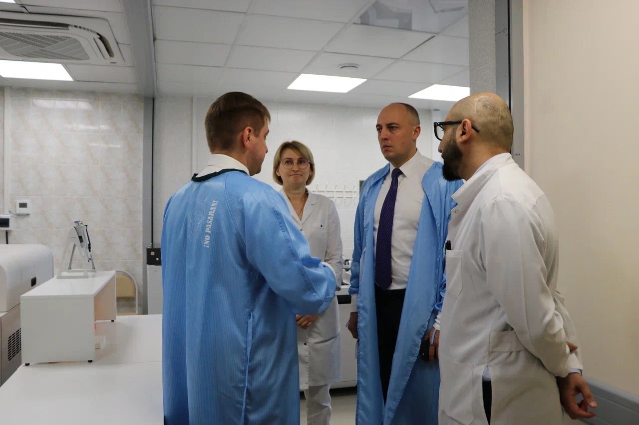 Вице-губернатор Артём Бранов провёл выездное совещание в Рязанском онкодиспансере, два года работающем в новом здании. Техническую составляющую в учреждении постоянно совершенствуют, создана централизованная лаборатория с новейшими приборами и препаратами, что позволило повысить качество анализов, скорость и точность диагностики. Благодаря системному подходу в 2024 году область вышла на первое место в стране по темпам снижения смертности от онкозаболеваний, отметил Бранов: Приняли решение в 2026–2027 годах провести капитальный ремонт радиологического отделения диспансера, будем обновлять помещения и оборудование. Во время обхода также был выявлен ряд недостатков в строительстве, есть некачественная мебель, дверные блоки, душевые кабины. Подрядчик устранит недочёты в рамках гарантийных обязательств.