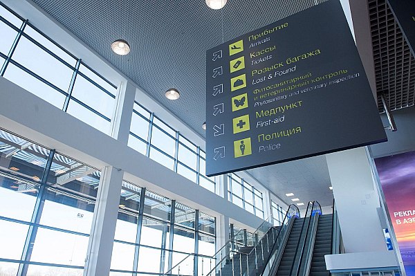 Пассажирооборот российских авиакомпаний в октябре 2025 года вернулся к росту после снижения с мая по сентябрь Общий пассажирооборот российских авиакомпаний в октябре 2025 года вырос на 0 48 относительно того же месяца прошлого года до 24 5 млрд пассажиро километров пкм Об этом сообщает Интерфакс со ссылкой на данные Росавиации Ранее с мая по сентябрь показатель падал В сентябре снижение было на уровне 4 7 г г в августе 3 3 в июле 4 4 в июне 2 7 в мае 0 06 До этого два месяца подряд динамика пассажирооборота в РФ была положительная За январь октябрь 2025 года показатель сократился на 1 3 до 241 3 млрд пкм aviaru net n290423