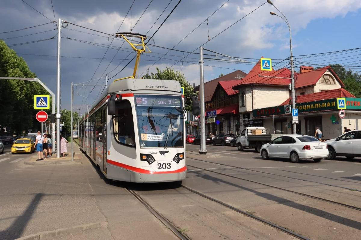 В Краснодаре мотоциклист врезался в трамвай пострадали два человека Авария произошла около 22 часов 31 октября на улице Ставропольской Мужчина на мотоцикле двигаясь по улице Ставропольской со стороны ул Полины Осипенко в сторону ул 2 ая Пятилетка проигнорировал знак Уступи дорогу и врезался в выезжающий из депо рабочий трамвай В результате виновник ДТП и его пассажирка были доставлены в больницу для оказания помощи Мы в Мах АиФ Краснодарский край в ТГ