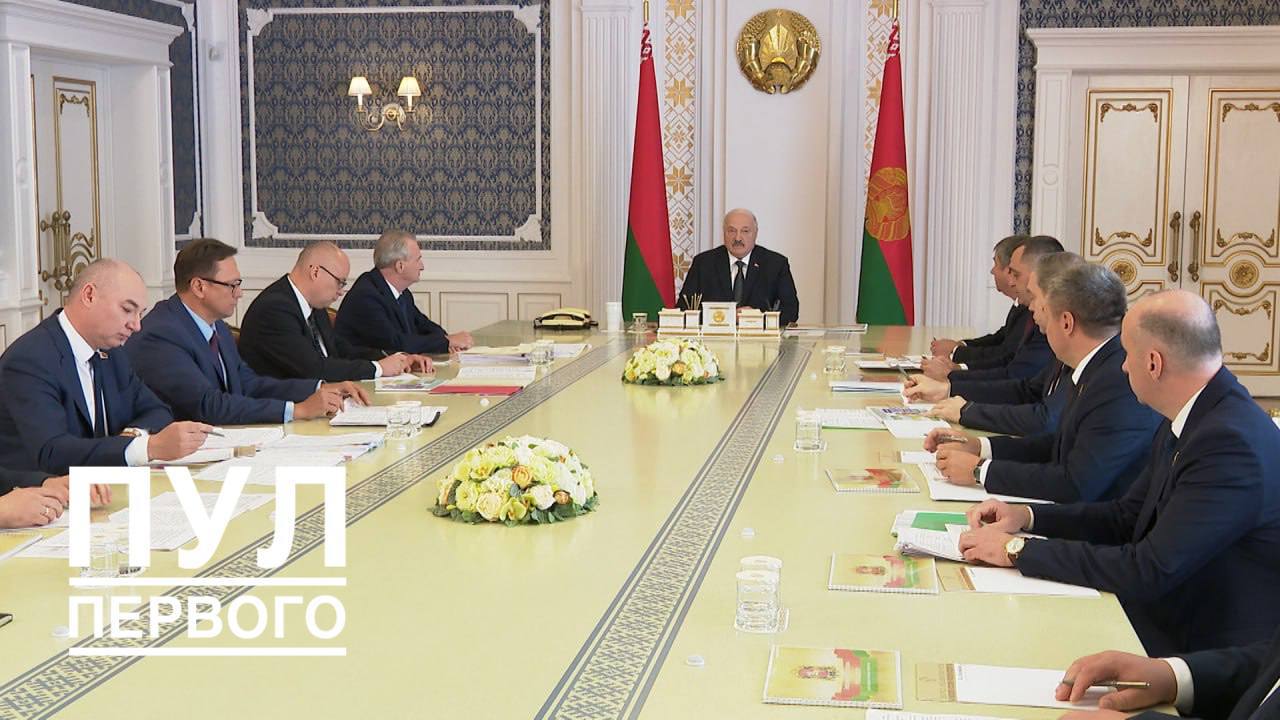 Александр Лукашенко провел совещание, посвященное вопросам технологического суверенитета и импортозамещения в биофармацевтической отрасли.   Разработка лекарств и ветеринарных препаратов – это одно из направлений, где Беларусь может добиться значительных успехов.   Президент также отметил о необходимости полного выполнения инвестиционных проектов в области биофармацевтики.  Подробности.