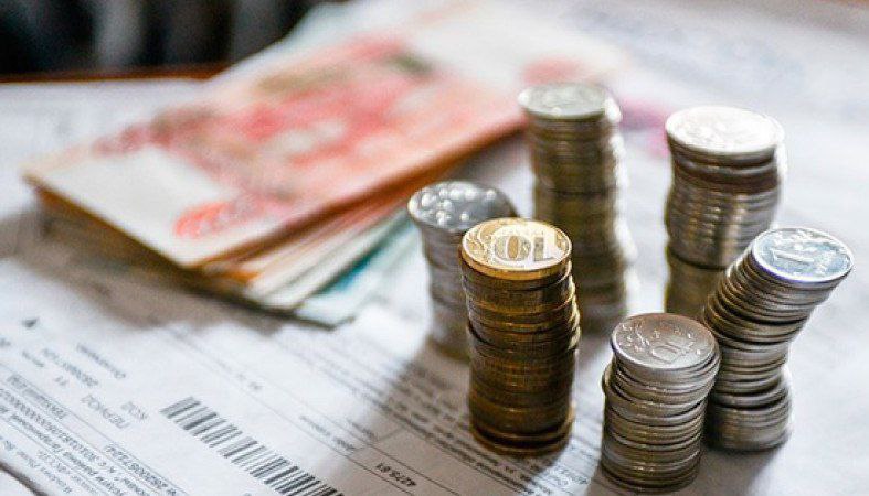 Тарифы ЖКХ снова вырастут В России с 1 июля запланировано очередное повышение тарифов на жилищно-коммунальные услуги. По постановлению правительства, в 2025 году средний рост тарифов по стране составит 11,9%. Это заметно выше показателей предыдущих лет: в 2024 году тарифы выросли в среднем на 9,8%, а в 2023 — на 8,1%. При этом стоит учитывать, что местные власти имеют право увеличивать тарифы сверх установленного предельного значения, что может привести к ещё более значительному подорожанию услуг ЖКХ.