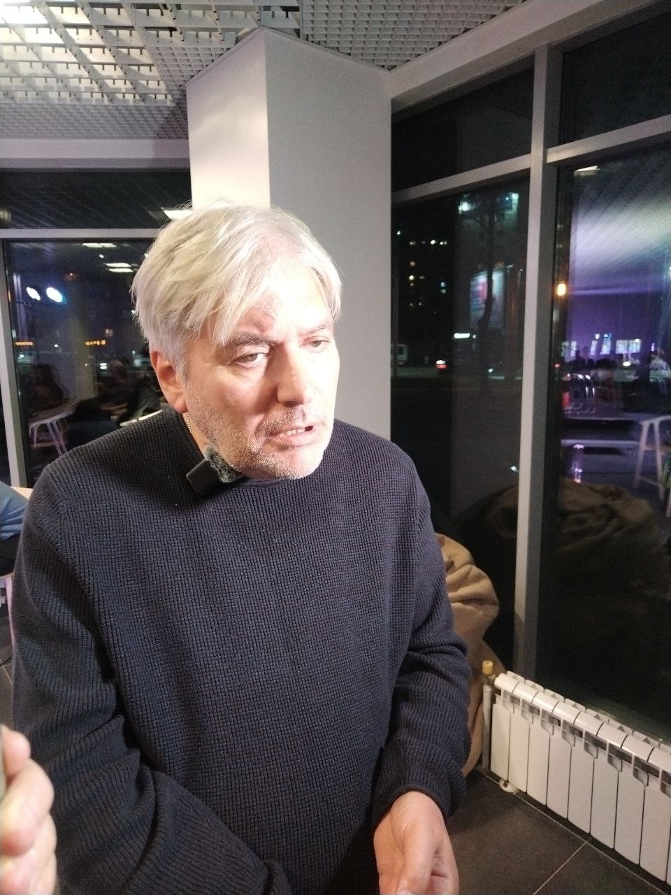 Я видел фильм Авиатор он мне понравился писатель Евгений Водолазкин о кинопостановке своей работы В центре Артерия в Уфе сегодня проводит встречу с читателями писатель Евгений Водолазкин Общаясь с журналистами он рассказал о фильме Авиатор который снят по одному из самых известных его романов По его словам он смотрел фильм полностью несколько раз Результат ему очень понравился хотя от сценария в итоге отошли очень сильно Это были бессонные ночи 5 сценариев подряд были заказаны и они не понравились продюсеру 5 ый написал ныне покойный Юрий Арапов великий сценарист Его несколько переделали но в основе его работа рассказал Евгений Германович Я видел фильм несколько раз мне он очень нравится но было бы неловко его хвалить Фильм Авиатор выйдет на экраны в ноябре 2025 го года aifrb