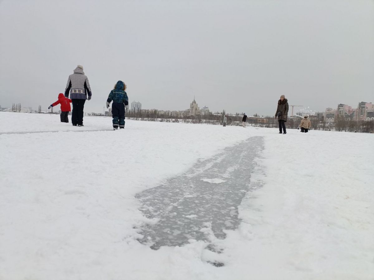 Порвана куртка и разбит телефон: подросток напоролся на торчащую арматуру в воронежском парке     Вчера мальчик решил прокатиться на ледянке в парке. Во время развлечения подросток угодил на торчащую арматуру, присыпанную снегом.  ↗  Прислать новость   Подписаться