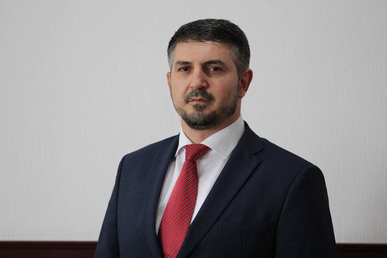 Гендиректор Газпром газораспределение Дагестан Ризван Мурадов поздравил коллег с профессиональным праздником Днем нефтяной и газовой промышленности В своей ежедневной работе мы четко понимаем что результаты нашей деятельности имеют серьезное значение для развития республики Благодаря вашему профессионализму опыту знаниям мы реализуем ряд задач по газификации и догазификации охватывая новые села поселки и потребителей газа одновременно повышая безопасность и бесперебойность поставок энергоресурса Наша работа нужна сегодня и будет востребована завтра Ведь каждый день мы трудимся для того чтобы в домах людей были газ тепло и комфорт Особых слов благодарности заслуживают ветераны отрасли Они многие годы оставались преданными выбранной профессии за это время успели заложить надежную основу газовой инфраструктуры и сегодня продолжают передавать свой опыт и знания молодому поколению специалистов Дорогие друзья Еще раз поздравляю вас с праздником Пусть в вашей работе будет как можно меньше непредвиденных ситуаций аварий и перебоев Пусть вверенные вам объекты работают надежно и стабильно Все это залог не только успешной деятельности газового хозяйства но и гарантия благополучия и светлого будущего граждан нашей республики говорится в поздравлении