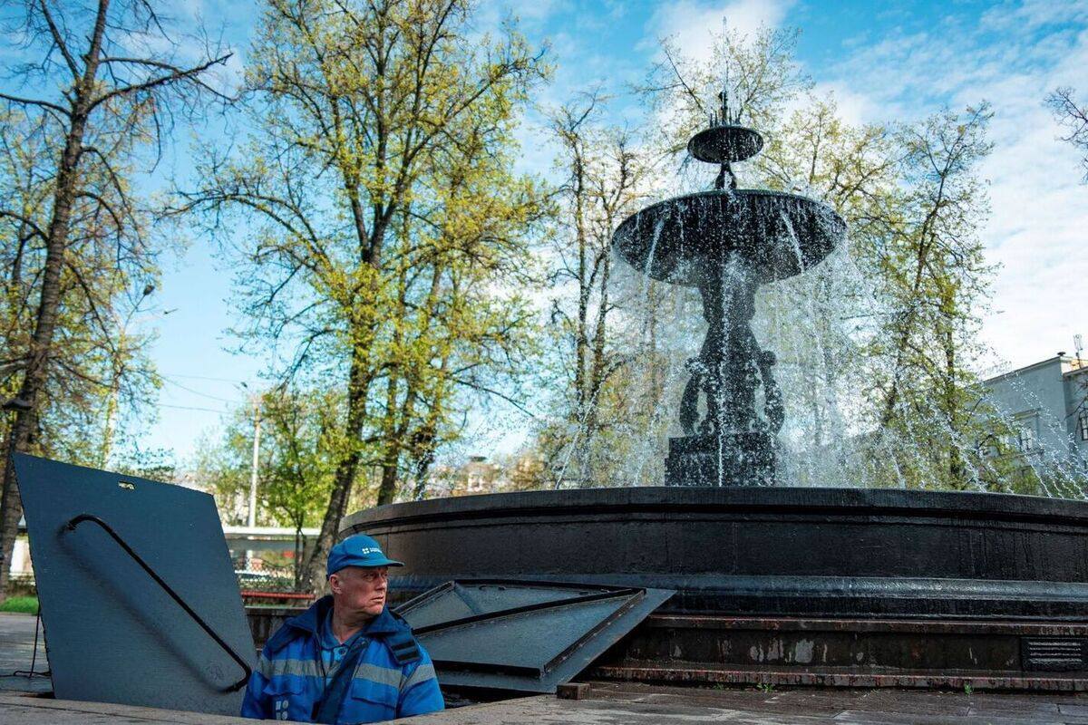 В Нижнем начался сезон фонтанов — заработал старейший в городе фонтан, в сквере на площади Минина. Красавчику, кстати, уже 178 лет! Перед запуском специалисты проверили его техническое состояние, насосное оборудование и другие элементы. Всего в этом сезоне в городе будут работать более 20 муниципальных фонтанов. Подписаться Прислать новость