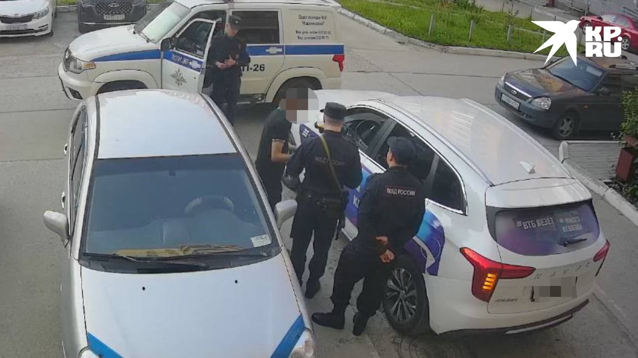 Таксиста арестовали за домогательства к 9-летней девочке В одном из дворов на Родниках 9-летняя школьница гуляла и познакомилась с другими девочками. Одна из новых знакомых предложила обменять игрушку на 5 тысяч рублей. Маша согласилась и отдала игрушку, а девочка передала купюру своему отцу. Отец пригласил Машу поговорить. Он спросил, понимает ли она, что ему дали крупную сумму денег. Деньги мужчина не вернул, но взял у девочки номер телефона. Позже Маша передумала и попросила подругу вернуть 5 тысяч, но та отказалась. После этого на телефон девочки стали приходить сообщения от мужчины. Он предложил встретиться и пригласил Машу в машину. Там он сел к ней на заднее сиденье и начал домогаться до девочки. Маша закричала, и мужчина отпустил её. О случившемся Маша рассказала маме, и та обратилась в полицию. Следственный комитет уже занимается этим делом. Любить Новосибирск