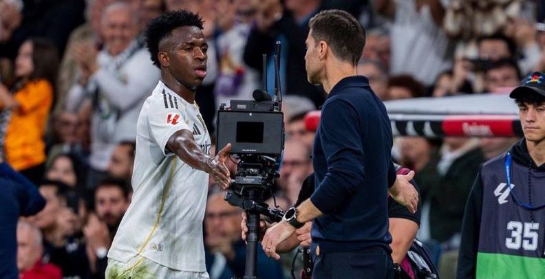 Винисиус продлит контракт с Реалом бразилец счастлив в клубе и хочет продолжать за него играть даже несмотря на недопонимание с Хаби Алонсо Форвард провел переговоры с руководством мадридцев в результате которых стороны достигли соглашения о будущем продлении контракта текущий будет завершен летом 2027 го докладывает