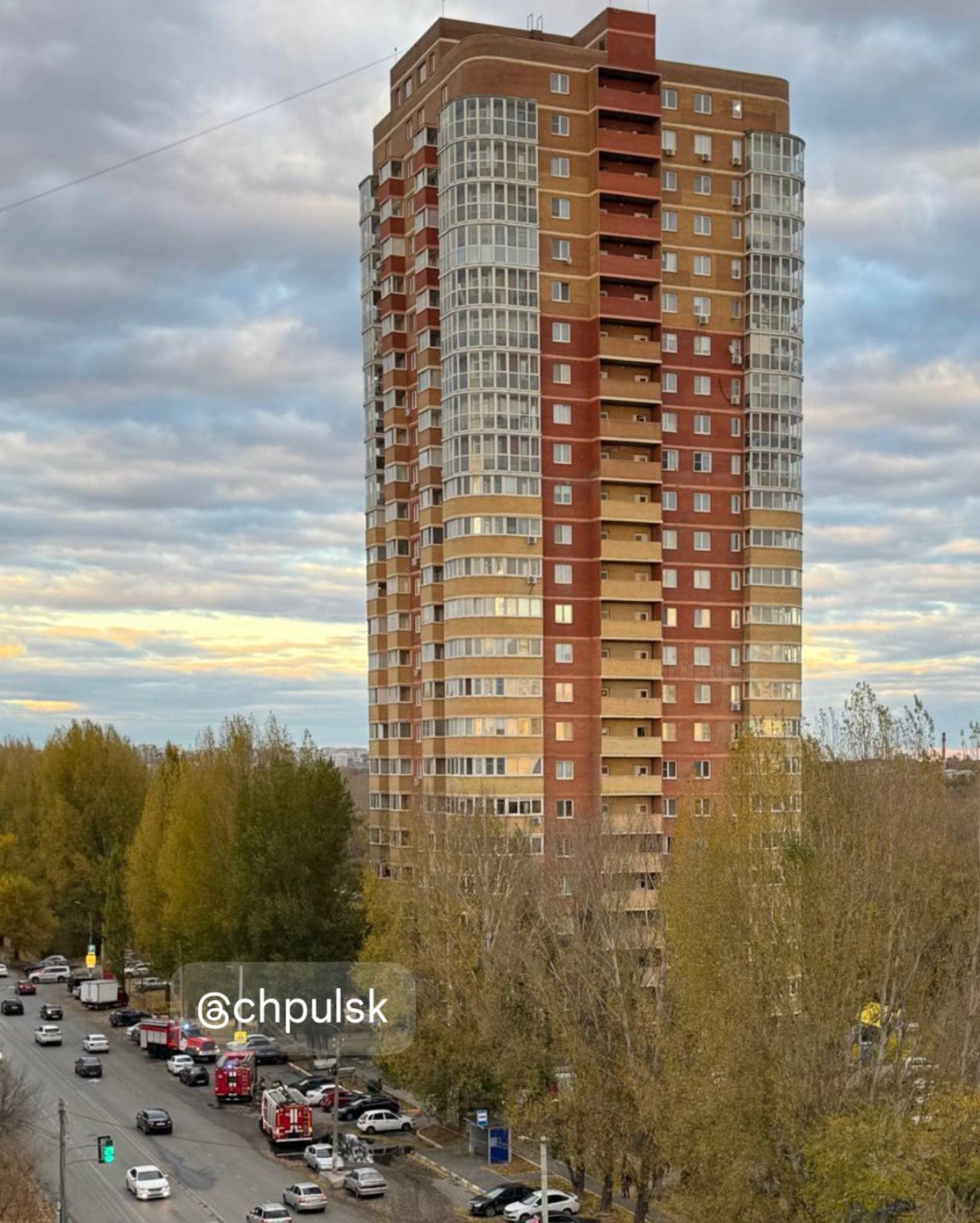 Пожарные приехали к высотке на улице Шолмова 12А Подписаться на chpulsk Мы в MAX