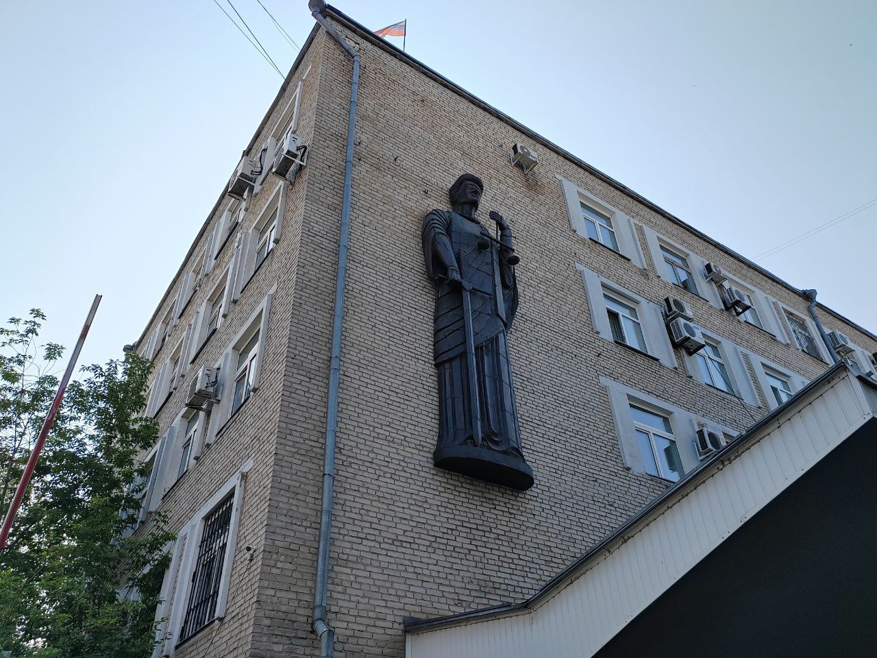 В России предложили создать единый национальный фотосток Он нужен для того, чтобы обезопасить СМИ от исков, связанных с неправомерным использованием изображений, взятых из интернета. Такие фотографии не имеют водяных знаков и находятся на бесплатных фотохостингах. Данный вопрос был поднят генеральным директором медиахолдинга «ФедералПресс» Надеждой Плотниковой во время рабочего совещания ИТ-комитета Госдумы РФ. Те, кто подает подобные иски на СМИ, действуют следующим образом. Истец видит, что фотография стала популярной, он находит якобы автора и заключает с ним договор управления исключительными правами, а затем начинает отправлять иски всем, кто использовал эту фотографию, даже если это произошло несколько лет назад.Почти все такие дела выигрываются и ответчик выплачивает штраф Подробнее см по ссылке выше . Подсчитано, что с 2016 года газеты, журналы и интернет-порталы заплатили за подобные нарушения 880 ! млн рублей. Представители СМИ говорят, что они готовы делать все по закону, но на данный момент нет доступного ресурса, который бы удовлетворял потребности медиа. Фото: Новая Бурятия