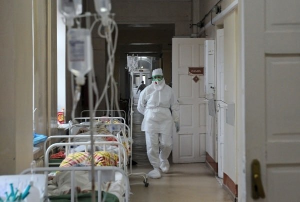 В Центре им Гамалеи сочли маловероятным распространение вируса Марбург в РФ В нашей стране более высокий уровень гигиены чем в Африке Патоген передаётся при прямом контакте Он вызывает геморрагическую лихорадку и очень опасен Вероятность летального исхода при заражении составляет 50 и выше Об этом в беседе с радиостанцией Говорит Москва рассказал главный научный сотрудник учреждения Анатолий Альтштейн Марбург очень опасный вирус который вызывает очень тяжёлую болезнь Он относится к филовирусам это РНК содержащий вирус Болезнь которую он вызывает носит характер геморрагические лихорадки Очень высокая легальность она порядка 50 и выше Больших эпидемий вызванных Марбургом не было но близкий к нему вирус Эбола дал такую эпидемию в Африке в 2012 2014 годах За пределы Африки болезнь не вышла Вероятность того что эта болезнь будет перенесена в Россию очень невелика Распространение в России тоже крайне маловероятно потому что эта болезнь передаётся при прямом контакте Гигиеническое состояние в России гораздо выше чем в Африке govoritmoskva ru news 472908