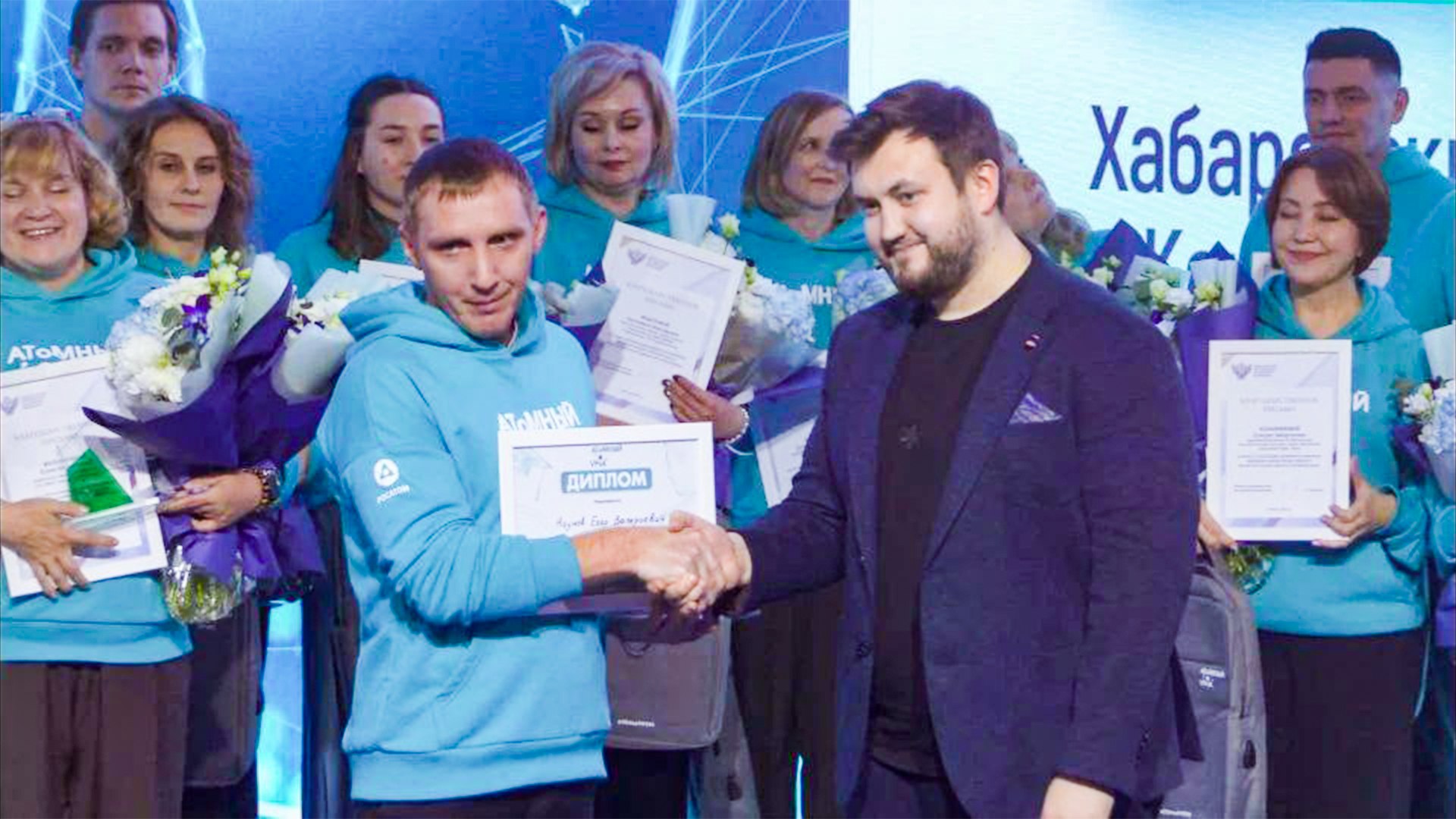 Учитель из Комсомольска стал лауреатом всероссийского конкурса Атомный урок и теперь побывает на атомной станции 7 декабря в музее Атом на ВДНХ в Москве прошёл финал Всероссийского конкурса Атомный урок 30 педагогов из 22 регионов представили авторские проекты по атомным технологиям Представитель Хабаровского края учитель физики 9 й гимназии Комсомольска Егор Наумов стал лауреатом в номинации Энергия будущего Его проект направлен на популяризацию современных энерготехнологий и формирование интереса у школьников к инженерным и научным профессиям Он как и все финалисты посетит первую в мире атомную электростанцию в Обнинске Проект Атомный урок проводится при поддержке Госкорпорации Росатом и Министерства просвещения РФ За шесть лет в конкурсе участвовали более 13 500 педагогов а свыше 180 000 школьников познакомились с материалами проекта Komcity в Телеграм и Max