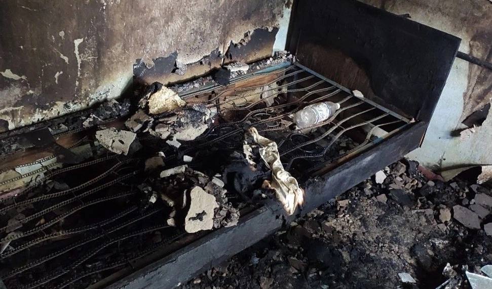 Облил бензином и поджег: в Горловке задержали мужчину, который напал на свою сожительницу Подозреваемый со своей сожительницей находился в доме. В ходе разговора между ними произошел конфликт, после которого мужчина облил женщину бензином и поджег ее. Потерпевшая успела накрыть себя одеялом, благодаря чему не произошло возгорание всего тела. Женщина смогла самостоятельно покинуть дом и обратилась за помощью к соседям. Мужчина скрылся с места преступления и позднее был задержан. Подробнее на нашем сайте KP.RU
