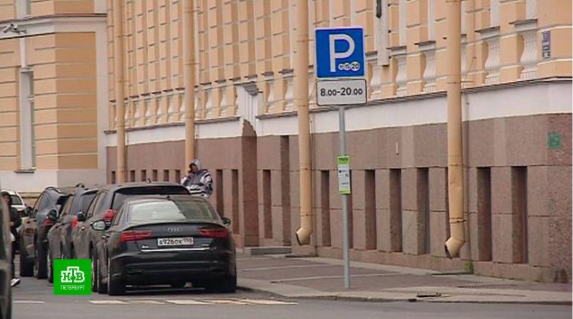 В Петербурге меняют тарифы на платную парковку. Если раньше цена составляла 100 рублей в час, то теперь стоимость будет меняться в зависимости от загруженности стоянки. Чем меньше мест будет свободно, тем дороже. -Петербург Буст канала