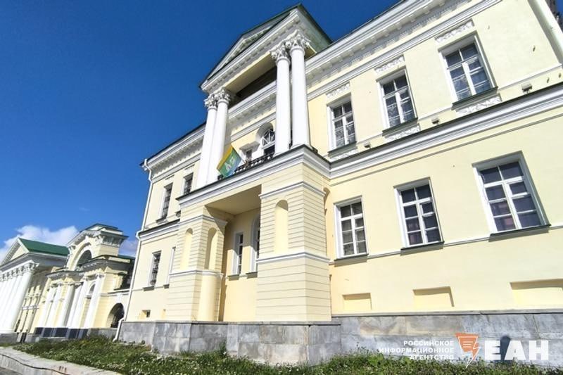 Более 3 тыс детей вынуждены покинуть усадьбу Харитонова Расторгуева в Екатеринбурге Глава города Алексей Орлов пояснил на прямой линии что здание признано небезопасным для занятий Прокуратура уже подала иск к владельцу памятника АУИПИК подвед федерального Минкульта привести усадьбу в порядок но до настоящего времени этого так и не сделано Хотя плата за аренду федеральным агентством взимается Орлов уточнил что детей планируется перевести в здание бывшей администрации Октябрьского района К весне 2026 года переезд будет закончен Но мы не теряем надежды что все таки будет принято решение о передаче здания усадьбы Харитонова Расторгуева в собственность муниципалитета или субъекта Тогда этот объект получит развитие в сфере дополнительного образования детей Мы взяли курс на перевод нескольких загородных лагерей в круглогодичный режим использования На базе дворца планируем создание единого центра оздоровления детей сказал градоначальник ЕАН писал что 15 августа и о прокурора Екатеринбурга Артем Варданян провел выездную проверку объекта культурного наследия усадьбы Расторгуевых Харитоновых Дворец пионеров В ходе осмотра Варданян раскритиковал состояние как самой усадьбы так и парка В АУИПИК переложили ответственность за содержание федерального памятника на арендаторов ЕАН в MAX ЕАН в VK