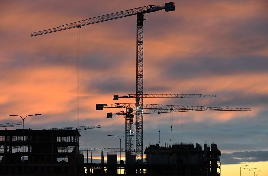 Активов Seven Suns в Петербурге не хватит для покрытия долгов банкам 9 февраля Банк Дом РФ обратился в Арбитражный суд Москвы с требованием к ООО СЗ СПб Среднерогатская юридическому лицу застройщику ЖК Е волюция на Московском проспекте Сумма иска 397 млн рублей При всей логичности действий банк финансировал проекты Seven Suns Development в Петербурге сумма вызывает сомнения ведь объём обязательств только по Е волюции значительно крупнее согласно проектной декларации строительство финансируется двумя целевыми кредитами банка на 3 43 млрд и 6 84 млрд руб итого 10 27 млрд руб Сергей Ермохин ДП Подписаться на ДП в Telegram MAX