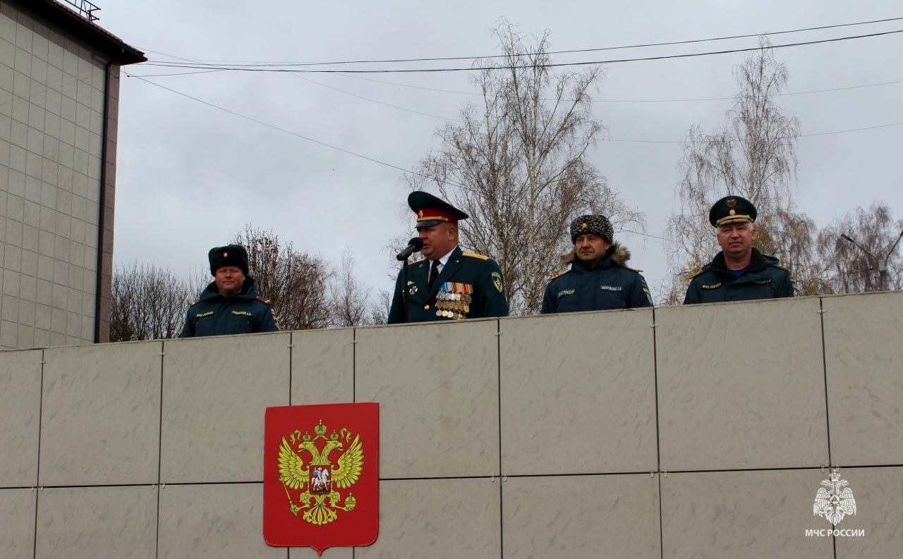 Церемония прощания с Боевым знаменем состоялась В Тульском спасательном центре МЧС России  Это одна из самых знаковых и самых давних офицерских традиций.  Сегодня начальник центра Евгений Орлов, преклонив колено, поцеловал край полотнища Боевого знамени. Церемония завершилась торжественным маршем личного состава центра во главе со знаменной группой.  «Последние три года Тульский спасательный центр МЧС России занимает лидирующие позиции и входит в тройку лучших. Я уверен, что и впредь центр будет всегда находиться "на пике". Хочу поблагодарить вас за совместную плодотворную работу на благо Родины и во имя спасения жизней», - сказал, обращаясь к личному составу, Евгений Орлов.  На плацу собрался руководящий и личный состав центра. За годы образцовой службы начальника центра Евгения Орлова поблагодарили директор Департамента спасательных формирований МЧС России Игорь Кутровский и первый заместитель начальника Главного управления МЧС России по Тульской области Сергей Забаровский.   МЧС Тульской области