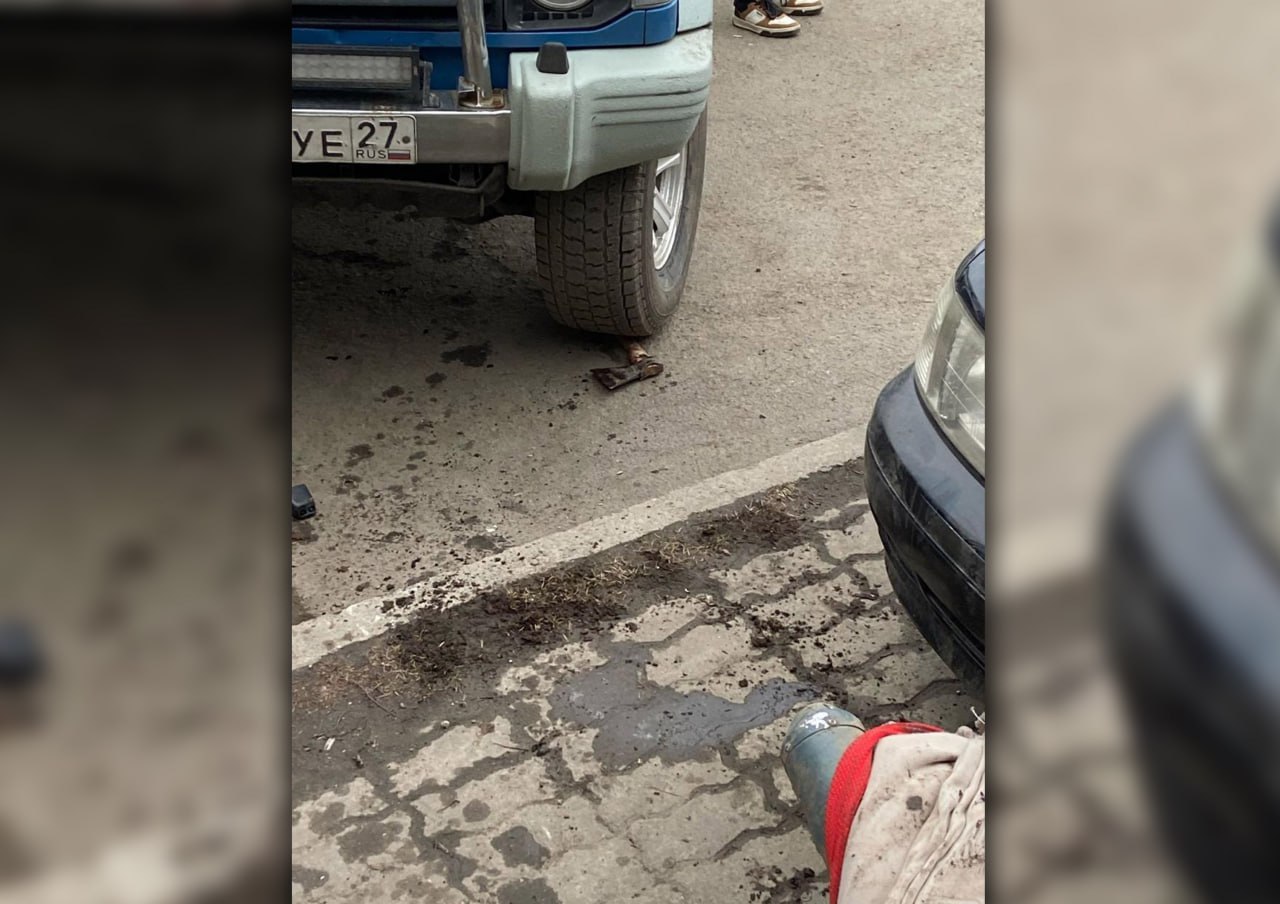 Грабитель ювелирного магазина получил условный срок  23 апреля в Ванино 18-летний молодой человек с топором приехал на мотоцикле в магазин "Золотой" на Первой линии.   Он брызнул в лицо охраннику из баллончика, перебил витрины топором, набил карманы украшениями и собрался уйти, но был задержан на выходе.  Суд признал его виновным в грабеже и приговорил к 4 годам лишения свободы условно.    Подписаться   Прислать новость