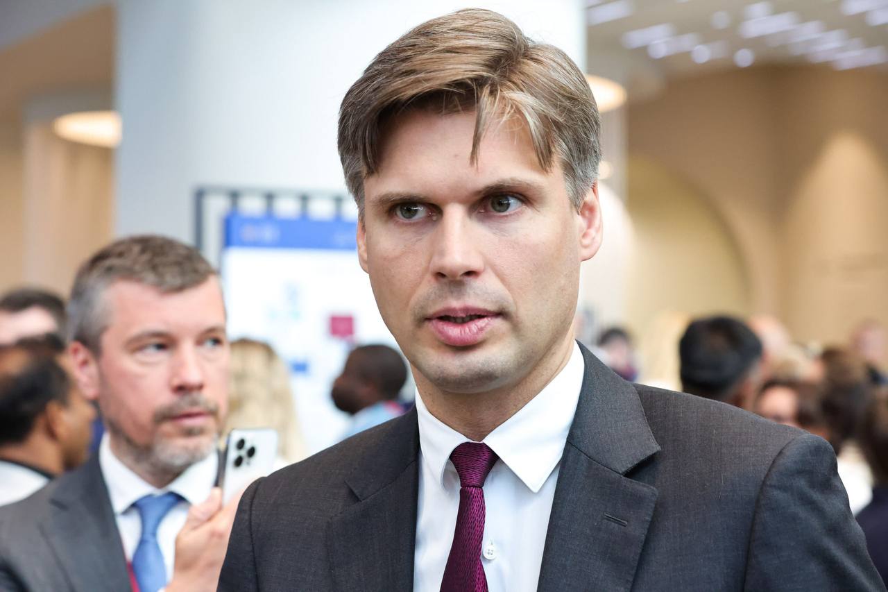 Глава Роскосмоса Дмитрий Баканов был замечен на ВЭФ во Владивостоке с кольцом на безымянном пальце Журналист Кремлевского пула Александр Юнашев в телеграм канале рассказал что решил прояснить ситуацию и обратился к Баканову во время посещения самарского предприятия ОДК Кузнецов Могу переодеть на любой палец чтобы никого не смущать мне и так про кольцо вопросов задают больше чем про профессиональную деятельность Фото Roman Naumov URA RU Global Look Press Читать РБК в Telegram