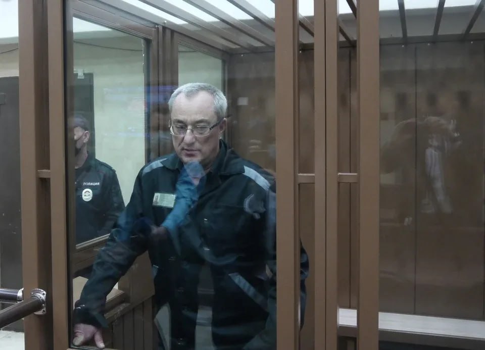 Суд отказал Вячеславу Гайзеру в досрочном освобождении. Бывший глава Республики Коми просил заменить ему оставшийся год в колонии на принудительные работы. Против смягчения наказания выступила администрация колонии, т.к. поведение осужденного не было стабильно положительным. Следующее ходатайство экс-губернатор сможет подать только в январе 2026 года.  Гаркуша.
