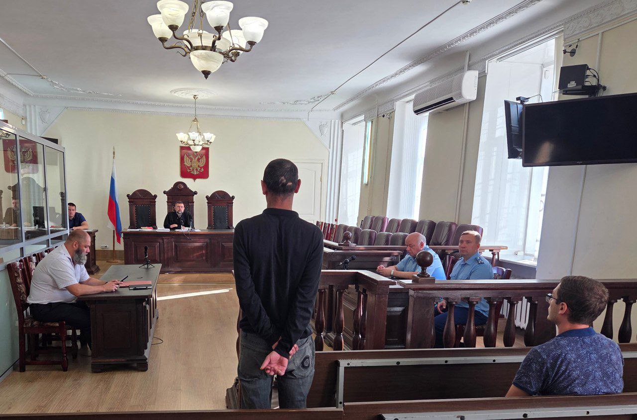 Тульский областной суд вынес приговор гражданину Азербайджана, осужденному за осквернение символов воинской славы России и оскорбление памяти защитников Отечества.  Напомним, речь идёт о Джамале, который стал фигурантом дела по ч. 3 ст. 354.1 УК РФ за то, что справил нужду на Вечный огонь в Туле.   Прославился он ещё и тем, что в камере сделал А.У.Е. - календарь, за что был привлечен по ч. 1 ст. 20.3 КоАП РФ за демонстрацию экстремистской символики.  Итог: 1 год лишения свободы в колонии-поселении.