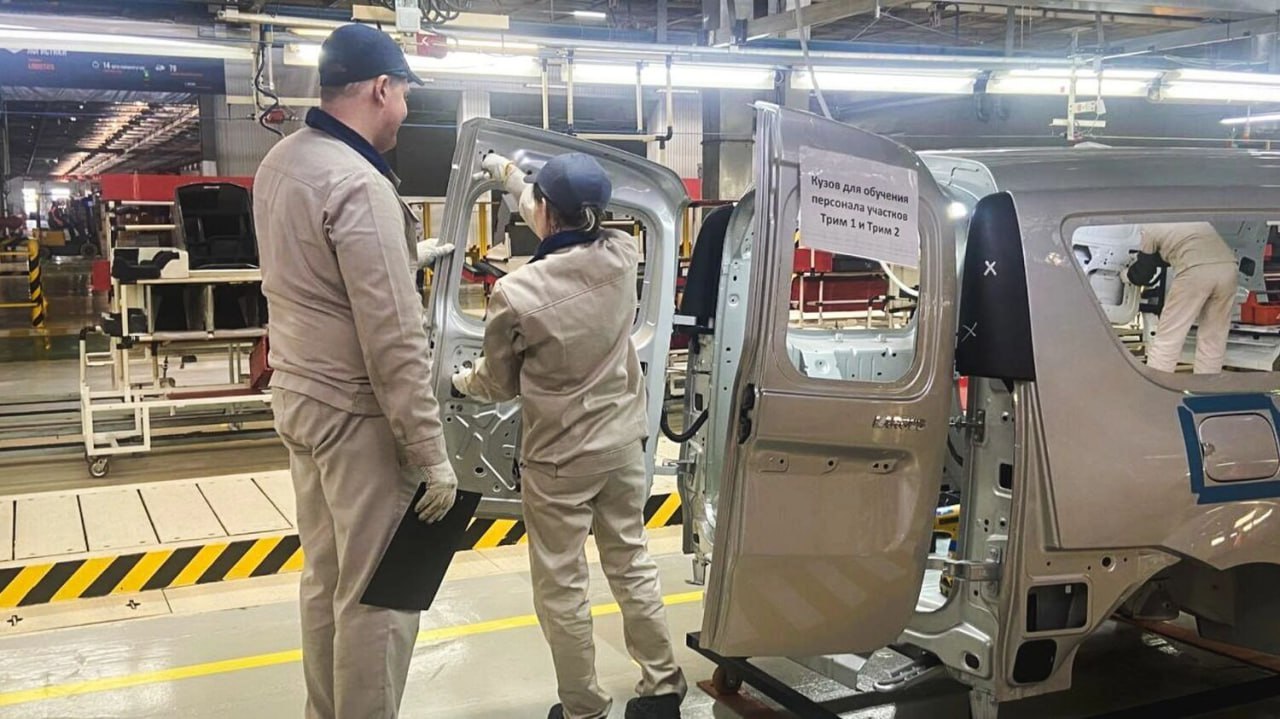 АвтоВАЗ, КАМАЗ и ГАЗ синхронно переходят на четырёхдневку. Формально — чтобы «оптимизировать производство». Фактически — потому что продажи рухнули. Минус 26,3% по рынку за первое полугодие. Только АвтоВАЗ с трудом продал 155 тысяч машин, что на четверть меньше, чем в прошлом году. На Западе четырёхдневка — прогрессивный тренд: технологии ускоряют процессы, офисы полупустые, люди выгорают. Но здесь другая история — не про заботу о сотрудниках, а про банальное сокращение выпуска машин. А зарплаты у работников? Мастер — 55–90 тысяч рублей, инженер — 36–66 тысяч, техник — 27–39 тысяч. Срежь из этого 20% — и получаешь уровень «работаю, потому что некуда идти». И ведь именно этим людям предстоит собирать «Ладу Азимут», которой предстоит соперничать с китайскими кроссоверами.