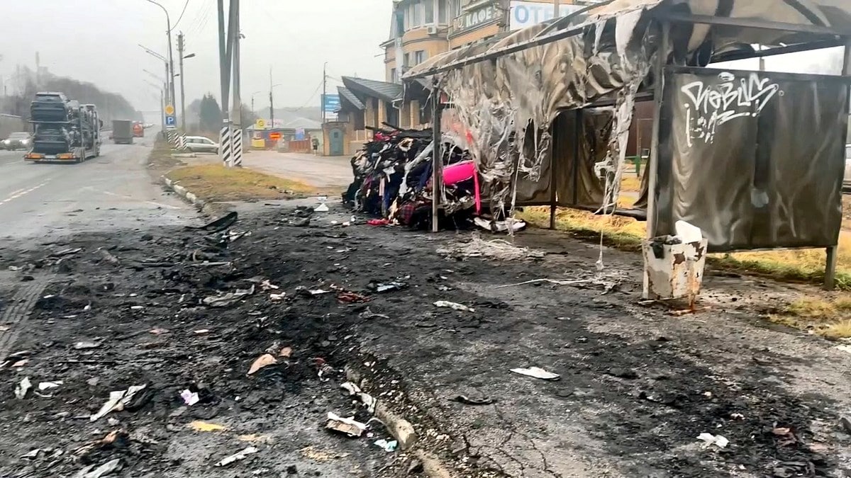 Губернатора Александра Авдеева призвали уйти красиво Заброшенное состояние Владимирской области приводит в негодование даже москвичей Столичный блогер Дмитрий Захаров проехал через Владимирскую область и возмутился отвратительному состоянию трассы М 7 Во Владимирской области такое впечатление что просто чиновники забили на мусор Я обращаюсь к губернатору Авдееву Я конечно понимаю что у вас приключения с вашим мэром владимирским и возможно вы можете скоро перестать быть губернатором но пока вы руководитель региона вот это нужно убрать Товарищ Авдеев если вы уходите то уходите красиво чисто и без претензий населения подытожил активист Отметим что за состояние трассы М 7 и ее обочин отвечает в первую очередь Упрдор Москва Нижний Новгород и подрядные организации Однако местные и региональные власти могут и должны потребовать от дорожников приведения М 7 в порядок Подписаться