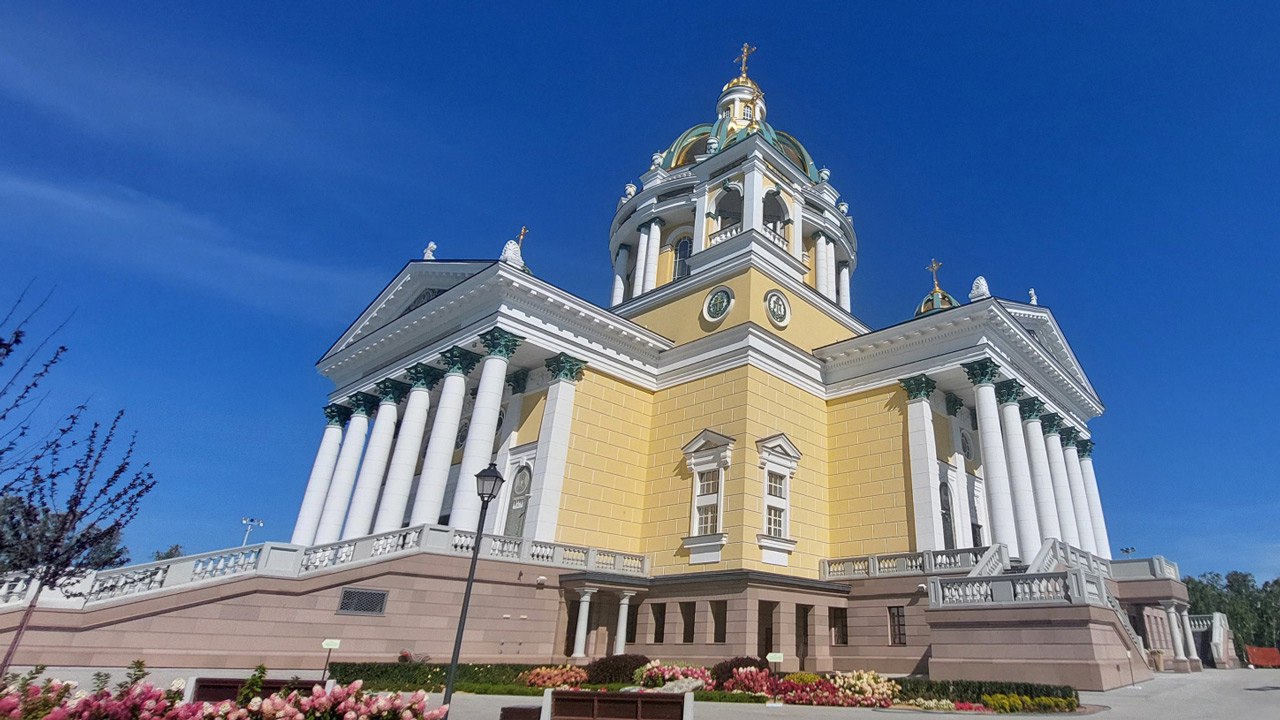 В Челябинске состоится общегородской крестный ход Церковное шествие пройдет в день Собора святых Челябинской митрополии который в этом году будет отмечаться 12 октября Крестный ход начнется после службы у мемориального комплекса Золотая гора в 8 30 Участники отправятся в сторону собора Рождества Христова по улицам 250 летия Челябинска Академика Макеева проспекту Родионова Во время движения колонн дороги будут перекрывать Молитвенное шествие призвано почтить память всех верующих безвинно пострадавших в годы репрессий в нашем регионе и в то же время прославить южноуральских угодников Божиих отметили в пресс службе Челябинской митрополии После крестного хода в 9 30 в соборе начнется богослужение Подписывайтесь на Вести Южный Урал в MAХ