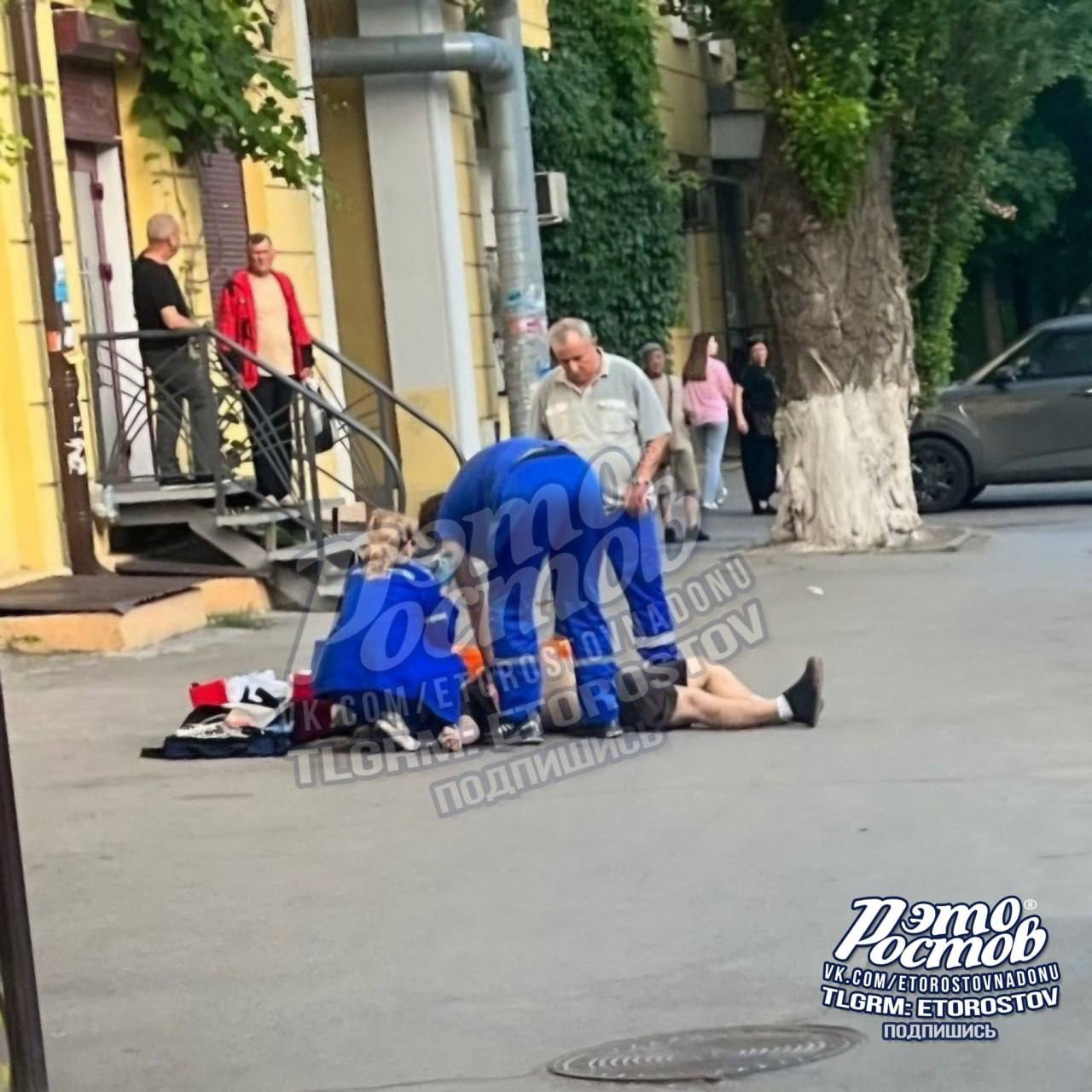 Тело мужчины обнаружили сегодня днём на площади 5 Донского корпуса прямо перед мостом на Стачки . Очевидцы утверждают, что это было убийство, и мужчина погиб от ножевого ранения. В полиции инцидент пока не комментировали. UPD: В пресс-службе МВД заявили, что задержали подозреваемого в поножовщине — в Братском переулке он пырнул ножом своего знакомого. Про то, что потасовка якобы закончилась смертельным исходом, полицейские ничего не сказали. UPD2: О теле мужчины в Братском переулке сообщили в донском следкоме. На теле обнаружили следы насильственной смерти. Следователи начали процессуальную проверку. RostovGazeta