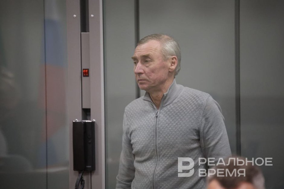 Принимаются меры для давления подсовывают адвокатов суд Казани продлил арест ВИП дорожнику Шевыреву Только что Советский райсуд Казани продлил до 14 февраля 2026 года арест заслуженному строителю Татарстана Станиславу Шевыреву которого силовики считают заказчиком покушения на жизнь невестки На заседании он категорически отрицал вину в данном преступлении и намерении довести его до конца в случае освобождения тем временем следователь обвинил арестованного еще и в оказании давление на других фигурантов дела передает с заседания журналист Реального времени Старший следователь 1 го отдела Следкома по РТ Айрат Гиниятуллин заявил что при более мягкой мере пресечения Станислав Шевырев используя обширные связи в правоохранительных и иных органах власти может скрыться от следствия и суда Кроме того Шевыревым принимаются меры оказания давления на Хамидова и Султанова обвиняемые в покушении ред путем направления к ним адвокатов которых они не нанимали сообщил представитель СК отметив что оба упомянутых фигуранта написали заявления о происходящем где указали Подсовывают адвокатов которых они не нанимали Кто нанимает понятия не имеют для чего тоже Для чего оказывается давление Чтобы они поменяли показания Подпишитесь на Реальное время в МАХ Telegram Дзен