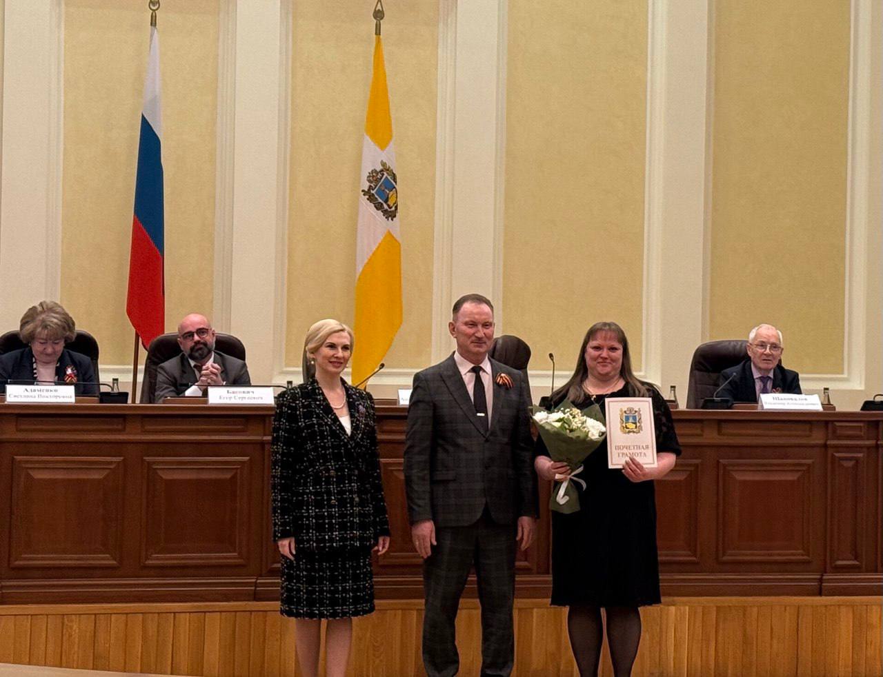 Сегодня в городе Ставрополь прошла торжественная церемония награждения, на которой были отмечены достижения педагогов и других специалистов, работающих в сфере образования.  Министр образования Ставропольского края Мария Смагина подчеркнула высокие результаты работы участников образовательного процесса и выразила благодарность за их вклад в развитие системы образования региона.  Среди награждённых была воспитатель МБДОУ «ЦРР — детский сад №3 „Берёзка“» г. Новопавловска Чабанова Марина Васильевна.   Она была удостоена почётной грамоты Министерства образования Ставропольского края за добросовестный и результативный труд, творческий подход и инициативу.   Искренне горжусь её достижениями и поздравляю с заслуженной наградой.