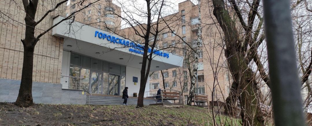 За помощью поезжайте в соседний округ Жители ЦАО столкнулись с итогами оптимизации Капитальный ремонт обернулся закрытием поликлиники 5 на Верхней Красносельской улице район Красносельский ЦАО В 2024 году когда работы стартовали жителям обещали современный уровень медицинской помощи новую лабораторную базу и возможность приема у узких специалистов однако когда работы по ремонту завершились то выяснилось что за медицинской помощью жителям теперь придется ездить в соседний округ в ВАО поскольку поликлиника 5 ликвидируется На её месте как объяснили чиновники теперь открылся филиал поликлиники 64 расположенной ВАО именно туда жителям и предлагают обращаться за профильной узкоспециализированной помощью В результате такая помощь по словам жителей сразу же стала недоступной для маломобильных граждан и пенсионеров с проблемами опорно двигательного аппарата Цель чиновников проста и понятна перевести жителей с бесплатной на платную медицину а после создать видимость позитивных результатов оптимизации Людей в новую поликлинику стало ходить меньше значит можно смело рассказать о том как в результате титанических усилий удалось разгрузить врачей увеличить время на одного пациента и т п Депутат Госдумы Сергей Обухов КПРФ отреагировал на проблему и направил по обращениям жителей Красносельского депутатские запросы в которых потребовал от прокуратуры Москвы дать оценку законности такого улучшения качества здравоохранения от Росздравнадзора проверить доступность медицинской помощи для жителей Красносельского после реорганизации поликлиники от департамента здравоохранения города Москвы вернуть узкопрофильных врачей специлистов в ЦАО чтобы сделать их помощь доступнее для жителей Красносельского КПРФ против оптимизации и за доступную и бесплатную медицину для москвичей Приемная депутата ГД Обухова С П в Telegram Приемная депутата ГД Обухова С П в ВК Запрос Обухова Сергей Обухов КПРФ Госдума Государственная Дума ЦАО Красносельский Медицина