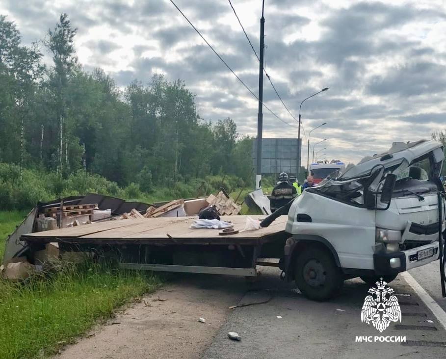 Сегодня сотрудники 1 пожарно-спасательной части ликвидировали последствия ДТП на 167 километре автодороги М-10 в Калининском МО, Водитель грузовика не пострадал. МЧС Тверской области напоминает: не отвлекайся при вождении; соблюдай скоростной режим; устал - остановись отдохнуть. Ваша безопасность - ваша ответственность!