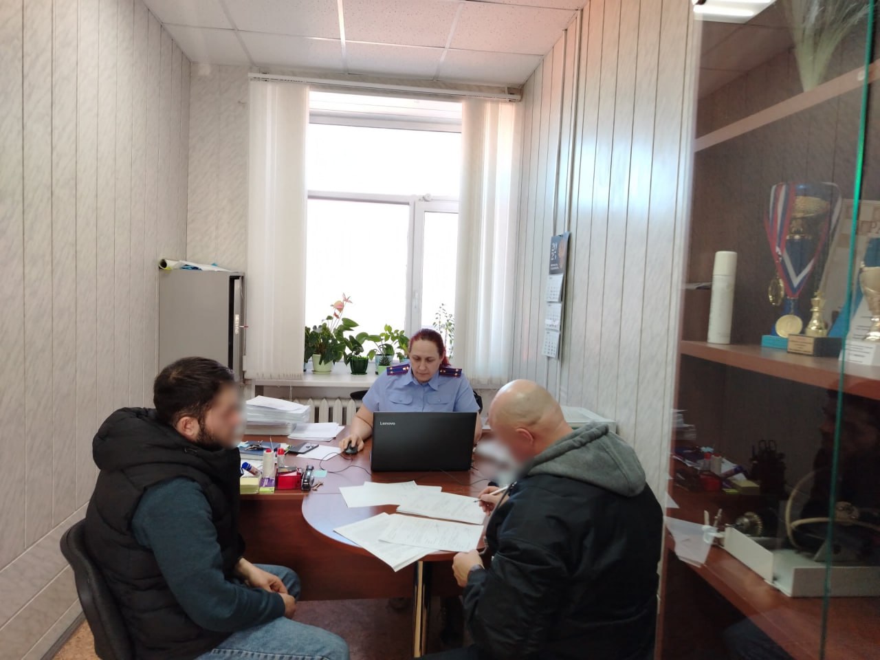 ‼ В Томской области завершено расследование уголовного дела в отношении индивидуального предпринимателя, обвиняемого в даче взятки в особо крупном размере Шегарским межрайонным следственным отделом следственного управления СК России по Томской области завершено расследование уголовного дела в отношении 27-летнего индивидуального предпринимателя. Он обвиняется в совершении преступления, предусмотренного ч. 5 ст. 291 УК РФ дача взятки должностному лицу лично в особо крупном размере . Уголовное дело было возбуждено на основании материалов УЭБиПК УМВД России по Томской области. По версии следствия, в период с мая 2023 по март 2025 год индивидуальный предприниматель систематически передавал должностному лицу – бывшему начальнику отдела строительства и архитектуры администрации Шегарского района Томской области денежные средства в качестве взятки на общую сумму более 1,6 миллионов рублей. Вознаграждение предназначалось за общее покровительство при заключении муниципальных контрактов и выполнении указанных в них работ. В ходе следствия вину в содеянном мужчина признал полностью. По ходатайству следователя в отношении него избрана мера пресечения в виде домашнего ареста. В настоящее время расследование завершено, следствием собрана достаточная доказательная база и материалы уголовного дела с утвержденным обвинительным заключением направлены в суд для рассмотрения по существу. ПОДПИСЫВАЙТЕСЬ на