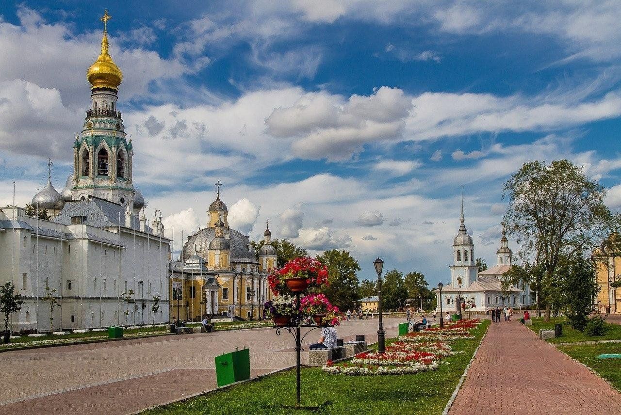 Обзор вологодских новостей В Вологде началась масштабная реконструкция Кремлевской площади. С мая по июнь специалисты заменят старые подземные инженерные коммуникации на Кремлёвской площади. Затем проведут благоустройство: заменят покрытие, озеленят территорию, установят декоративное освещение и малые архитектурные формы ярмарочные палатки, скамейки, клумбы . «Северсталь» в Ташкенте на 5-й Международной конференции «Рынок металлов Центральной Азии и Закавказья» представила свои новые специализированные продукты и комплексные сервисы, разработанные с учетом потребностей клиентов этого региона. Границы Вологодского кремля времён Ивана Грозного будут обозначены бронзовыми башнями. Штраф за нарушение тишины увеличили в Вологодской области с 22.00 до 7 утра . За первое нарушение закона будет наложен штраф в размере от 1000 до 2000 рублей, за повторное нарушение в течение года – от 2000 до 5000 рублей ранее было от 500 до 2 тысяч и от 2 до 3 тысяч рублей соответственно . Автобусные экскурсии по историческим местам Вологды запустят в мае. С 10 мая каждую субботу по Вологде будут курсировать два туристических автобуса. Отправление — в 10:00 и в 13:00 от площади Возрождения рядом с администрацией города. Туристические автобусы будет курсировать по двум маршрутам. Финальной точкой первого станет Семёнково, второго – Спасо-Прилуцкий монастырь. Каждый автобус вмещает 40 человек. Фото: immunocap. ru