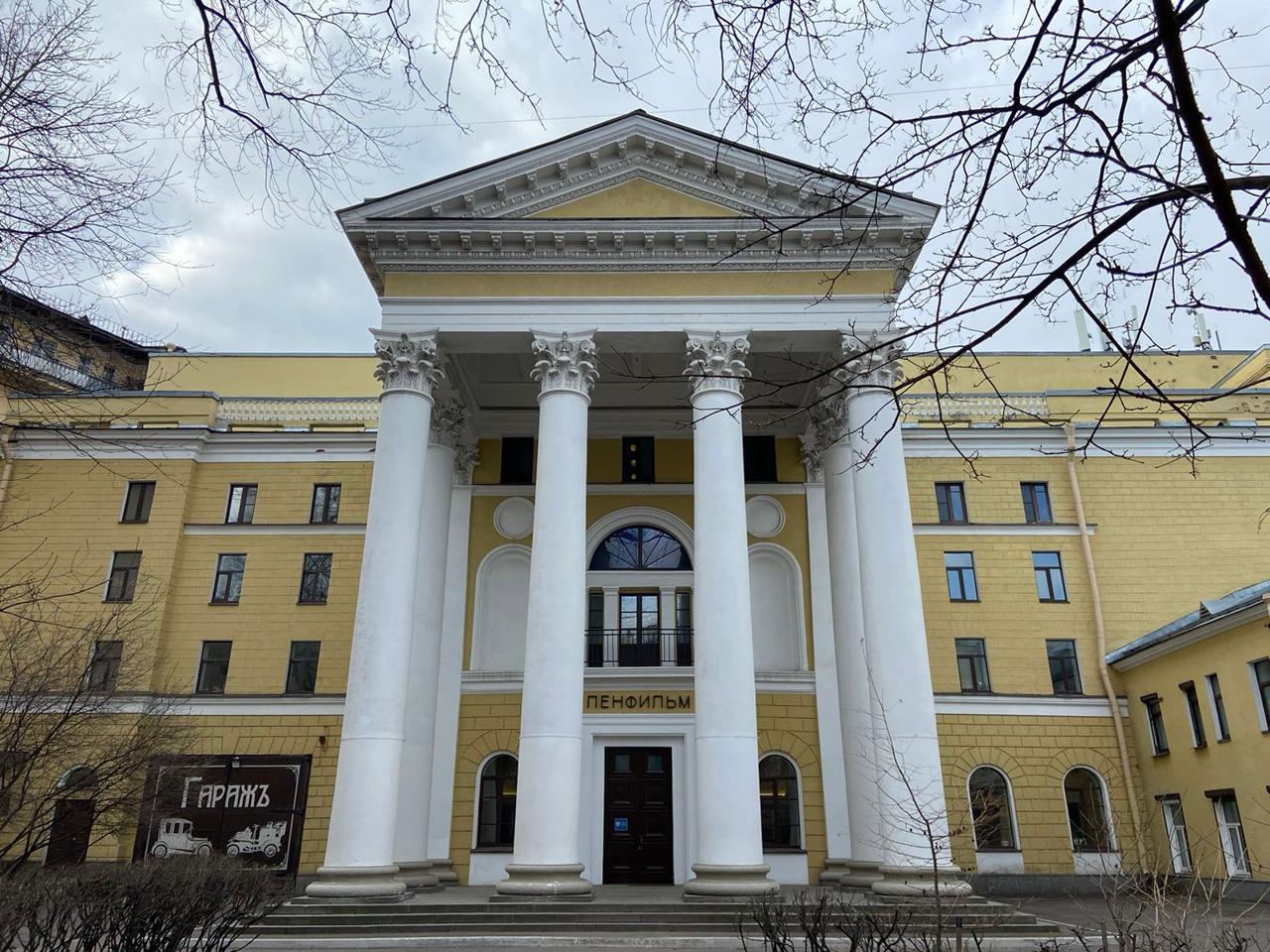 Ленфильм передадут Смольному в течение четырех месяцев Такое распоряжение подписал премьер Михаил Мишустин Указ о передаче киностудии подписал Путин 2 декабря Росимущество должно передать 100 акций городским властям Центр патриотического кино О планах создания на киностудии кинопроектов посвященных героям былых времен и специальной военной операции Смольный объявил в сентябре когда Путин поддержал инициативу о передаче Ленфильма Соглашение о совместном развитии студии губернатор Александр Беглов и глава Минкульта Ольга Любимова подписали в июне За передачу также выступал Союз кинематографистов Кризис в Ленфильме Последние годы руководство Ленфильма несколько раз менялось на фоне скопившихся долгов и риска банкротства В феврале 2024 года пост директора покинул Федор Щербаков вскоре полиция объявила его в розыск в качестве свидетеля по делу медиахолдинга 1MI Позже ему вменили статью о вымогательстве Эдуард Суворов сменивший Щербакова пробыл в должности врио до декабря Студию возглавила Надежда Андрющенко специалистка по финансовому менеджменту и антикризисному управлению ранее руководившая службой безопасности студии Фото Киностудия Ленфильм Подписывайтесь на Бумагу и предлагайте новости