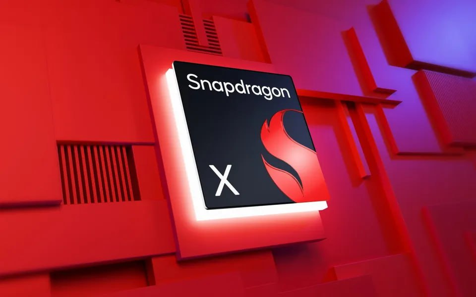 Qualcomm готовится нанести очередной удар по Intel и AMD — компания, по словам известного инсайдера Роланда Квандат Roland Quandt , тестирует новую однокристальную систему, обозначенную кодом SC8480XP. В ее состав войдет 18-ядерный процессор, а объем оперативной памяти тестовой системы составляет 64 ГБ. Судя по всему, речь идет о топовой версии будущей флагманской однокристальной системы Snapdragon X2 Elite. Для сравнения, у нынешней Snapdragon X Elite 12-ядерный CPU, восемь ядер которого высокопроизводительные. Вероятно, у Snapdragon X2 Elite высокопроизводительных ядер будет больше. Ранее сообщалось, что для Snapdragon X2 Elite Qualcomm использует конфигурацию SiP System-in-Package , где в одной «упаковке» будут CPU, SSD и оперативная память. Переход к SiP позволит еще больше повысить производительность системы.