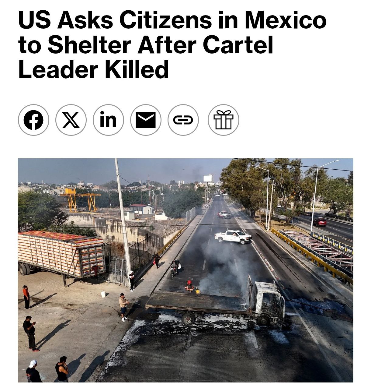 США призвали своих граждан в Мексике укрыться в убежищах после убийства лидера наркокартеля Об этом сообщает Bloomberg Предупреждение о безопасности распространяется на штат Халиско где расположены туристические центры Пуэрто Вальярта и Гвадалахара Также меры касаются отдельных районов в штатах Тамаулипас Мичоакан Герреро и Нуэво Леон Ранее сообщалось о ликвидации главы картеля Новое поколение Халиско Немесио Осегера Сервантес известного как Эль Менчо После этого в ряде регионов страны зафиксированы нападения и поджоги