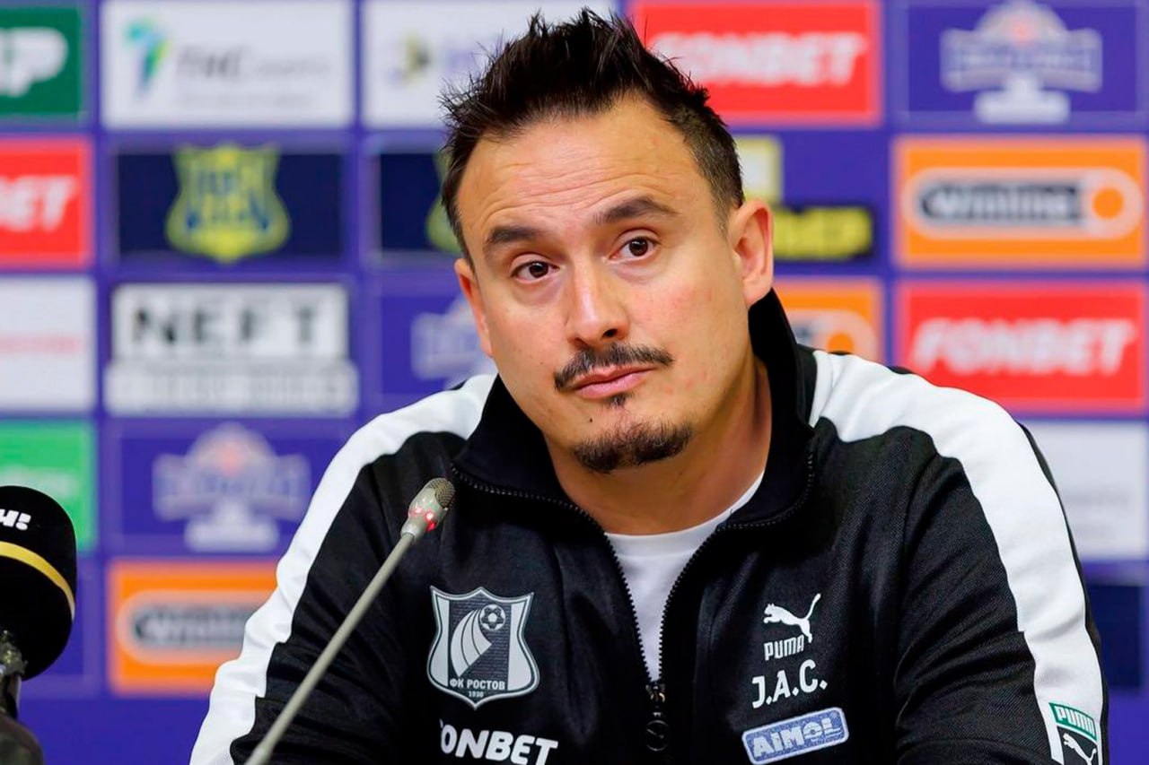 Альба могут уволить зимой назван возможный новый главный тренер Ростова В футбольном клубе Ростов готовятся к серьезным организационным изменениям Об этом сообщил журналист Иван Карпов в своём телеграм канале По словам Карпова уже 11 ноября клуб ждут большие изменения Пакет акций ФК Ростов могут передать в частные руки после чего в руководстве команды начнутся кадровые перестановки По информации источников нынешний главный тренер Джонатан Альба может покинуть команду уже зимой Якобы до этого момента разрывать контракт с испанским наставником не выгодно клубу придется платить неустойку Его место по данным Карпова может занять Александр Кержаков экс тренер Пари НН и Кайрата Альбу уволят зимой до этого невыгодно а после нет неустойки новым коучем может стать Кержаков пишет Иван Карпов Действующий спортивный директор Алексей Рыскин также якобы сохранит свою должность как минимум до зимы после чего его будущее также будет обсуждаться Напомним что Ростов в текущем сезоне занимает 9 е место в таблице РПЛ набрав 18 очков Ближайший матч команда проведет 23 ноября против Крыльев Советов в Самаре Подписаться на Новости Ростова Прислать новость Мы в Max rostovnews61