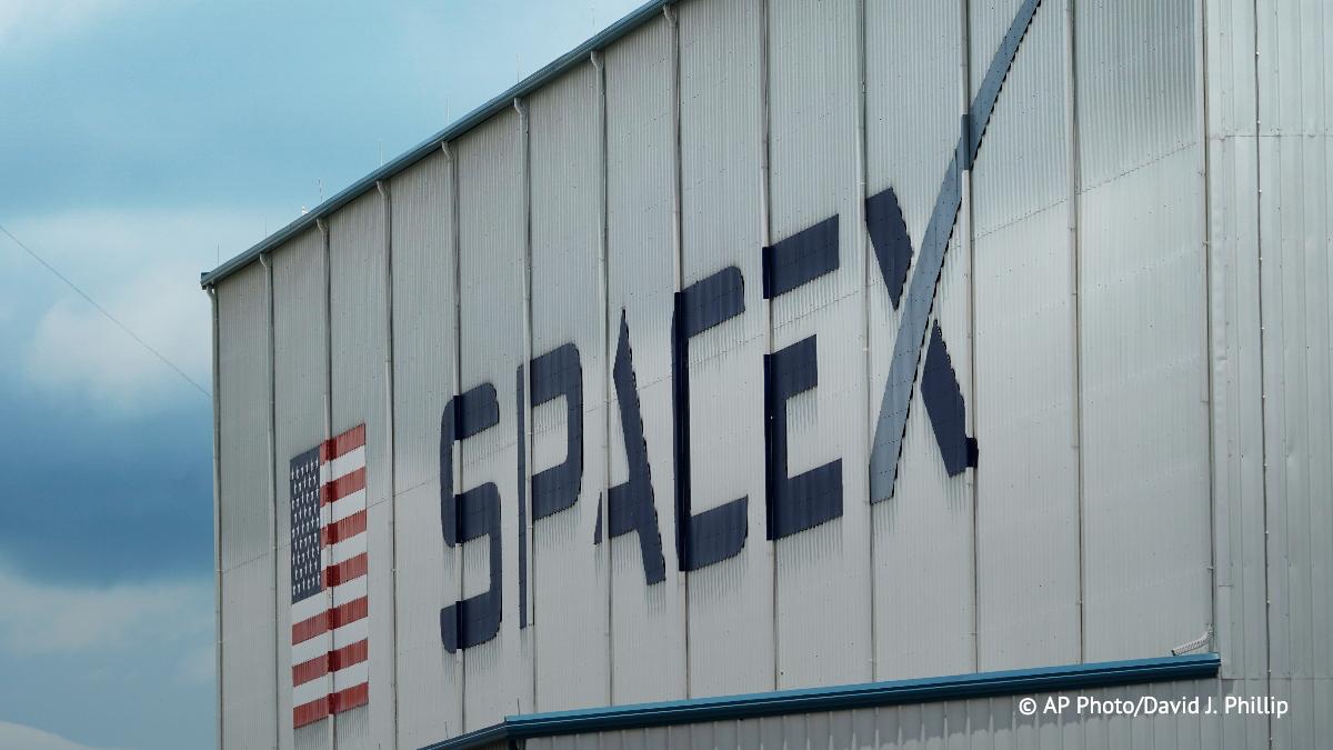 SpaceX получит от Пентагона контракт на 2 млрд на разработку спутников которые смогут отслеживать ракеты и самолеты пишет газета WSJ со ссылкой на источники   Подпишись на ТАСС Наука