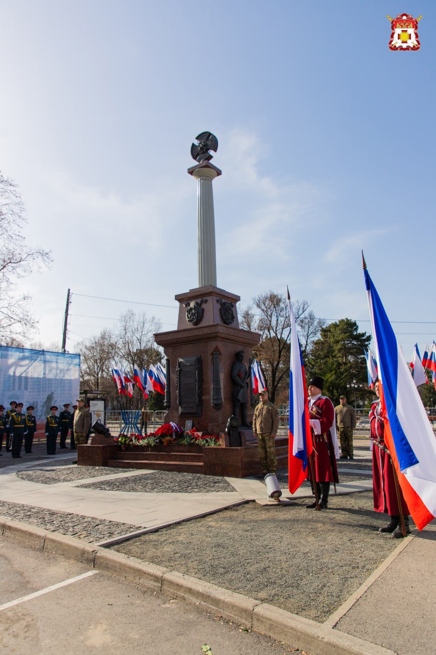 Казаки приняли участие в торжествах 11-й годовщины Общекрымского референдума и воссоединению Крыма с Россией.    В Симферополе состоялось торжественное возложение цветов к памятнику «Народного ополчения всех времен». В нем приняли участие власти Республики Крым, представители правоохранительных органов, духовенства и общественных организаций.  Возложил цветы к мемориалу и атаман Черноморского казачьего войска Антон Сироткин.     Во время проведения торжественного мероприятия казаки-черноморцы несли службу в составе почетного караула, с гордостью держа государственные флаги Российской Федерации и Республики Крым.