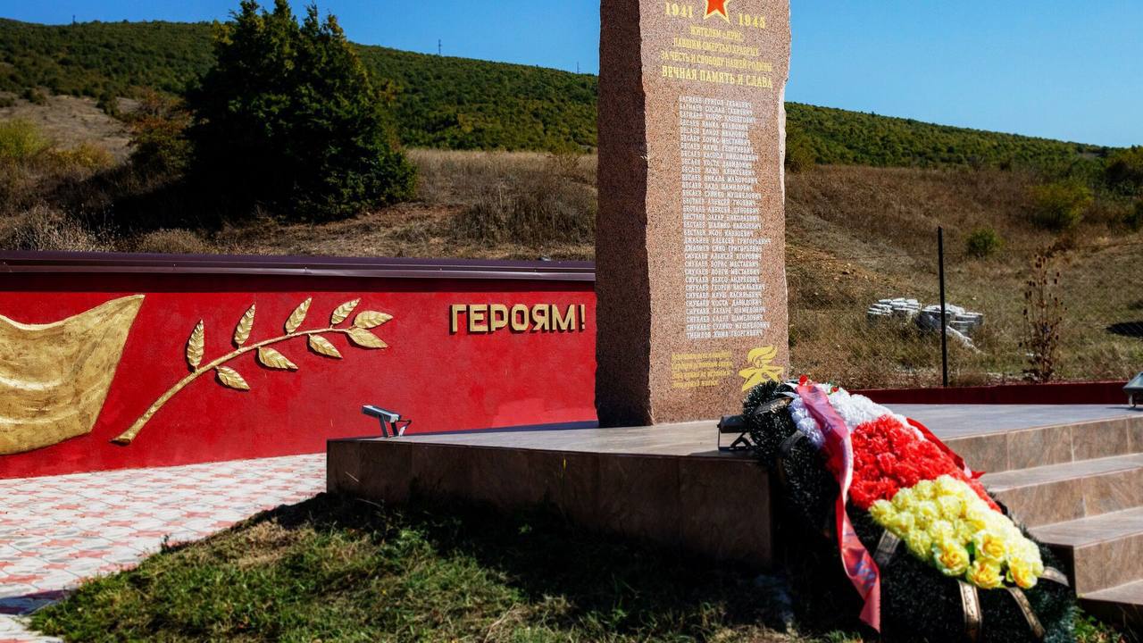 В Цхинвальском районе РЮО отреставрируют памятники и школы на средства, выделенные Путиным  В районе будут отреставрированы девять памятников, посвященных Героям Великой Отечественной войны, а также две школы и один музей, сообщил Sputnik-Ossetia глава районной администрации Инал Баззаев.  Средства поступят через Благотворительный фонд "Память поколений". Все необходимые документы уже направлены в Москву, открыт специальный счет, в настоящее время район ожидает перечисления финансов.  Реставрация охватит памятники в Рустау, Додот, Хетагурово, Тбет, Дменис, Сатикар, Арцеу, Прис и Сарабук. В селе Ортеу отремонтируют памятник и музей, посвященный Герою Великой Отечественной войны Василию Чочиеву. Также работы затронут Хетагуровскую и Дменисскую школы. Все объекты выбраны с учетом их исторической значимости.  На собственные средства в преддверии 9 Мая восстановлены памятники в населенных пунктах Додот, Зар, Сатикар, Горет, Джер, Арцеу и Бикар.