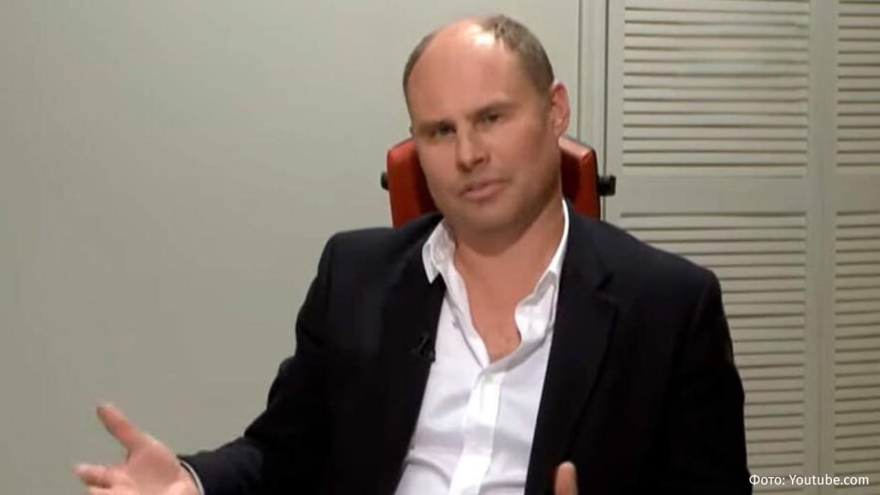 Мосгорсуд освободил от наказания экс совладельца Азбуки вкуса Кирилла Якубовского в связи с истечением сроков давности Об этом Известиям сообщила адвокат Анна Медведева Кроме того суд освободил его правую руку Павла Масловского и экс гендиректора компании Ппфин Холдинг Светлану Безрукову О задержании Якубовского стало известно в апреле 2023 года Ему было предъявлено обвинение в мошенничестве в особо крупном размере в тот же день он был арестован По версии следствия бизнесмен и его сообщники похитили 126 млн полученные от инвесторов в качестве займов для холдинговой компании V M H Y Holdings Limited Никто из них вину не признал В рамках дела суд арестовал 413 объектов недвижимости в Москве и Петербурге стоимостью более четырех млрд рублей В апреле Пресненский суд приговорил бизнесмена к восьми годам колонии общего режима IZ RU в Telegram в MAX