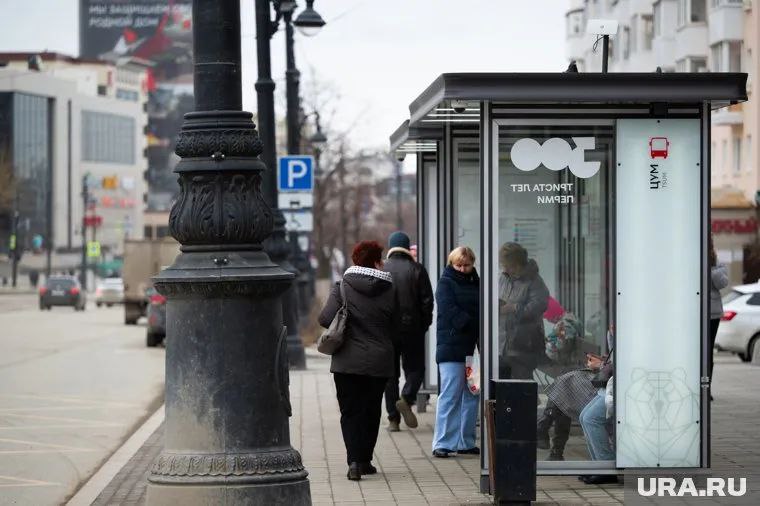 В Перми до конца 2025 года появятся 18 новых «умных остановок» В Перми до конца 2025 года планируется установить еще 18 "умных остановок". В настоящее время в столице Прикамья уже функционирует 91 павильон. Остальные проходят этап подключения и настройки, сообщил мэр города Эдуард Соснин. «Работаем над тем, чтобы сделать ожидание транспорта в нашем городе более комфортным и безопасным. На сегодняшний день в Перми установлено 139 современных остановок, 91 из них уже полностью функционирует. Остальные будут запускаться по мере завершения работ», — рассказал Соснин в своем telegram-канале. Он также отметил, что недавно новыми павильонами оборудовали остановки «Ул. Максима Горького», «Ул. Островского», «Ул. Крупской», «Бульвар Гагарина» и «Универсам». В новых "умных" павильонах установлены электронные табло с расписанием движения транспорта, USB-разъемы для подзарядки мобильных устройств, системы освещения, видеонаблюдение и тревожные кнопки для экстренных ситуаций. На некоторых остановках также появились дополнительные ветрозащитные панели для защиты пассажиров от непогоды. Источник ЧП Пермь Прислать новость