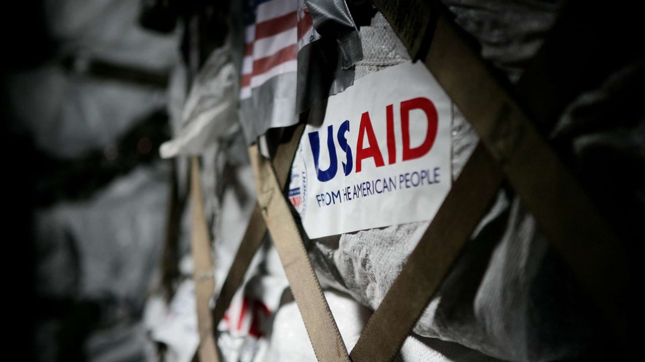 Сокращение подразделений USAID может обернуться смертью 14 миллионов человек  Более 14 миллионов людей на планете могут погибнуть в ближайшие годы на фоне решения администрации президента США сократить Агентство США по международному развитию  USAID  и финансирование программ за рубежом. Об этом говорится в исследовании, опубликованном в журнале Lancet.  «За последние два десятилетия программы, финансируемые USAID, помогли предотвратить более 91 миллиона смертей во всем мире, в том числе 30 миллионов смертей среди детей. Согласно прогнозам, продолжающееся значительное сокращение финансирования в сочетании с возможной ликвидацией агентства может привести более чем к 14 миллионам дополнительных смертей к 2030-му, включая 4-5 миллиона смертей среди детей младше пяти лет», — отметили исследователи.  Международная группа проанализировала данные по 133 странам, чтобы оценить влияние финансирования USAID на смертность с 2001 по 2021 год, на основе чего смоделировала, как сокращение агентства на 83 процента, о котором ранее объявили американские власти, может повлиять на уровень смертности в ближайшие годы.  Ранее стало известно, что власти США приняли решение о ликвидации всех зарубежных представительств USAID до 30 сентября 2025-го.