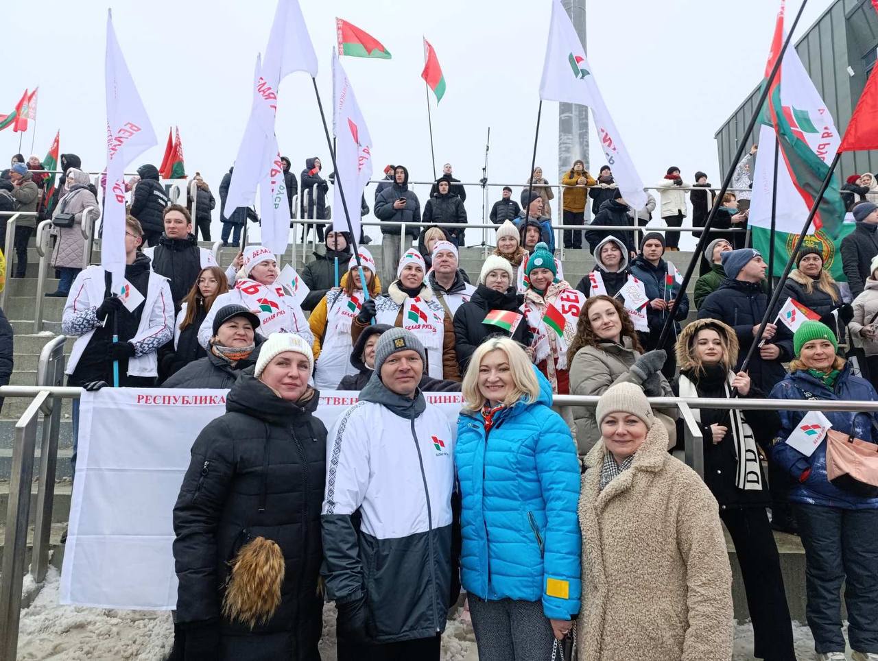 У участников «Минской лыжни» сегодня была потрясающая группа поддержки   На трибунах их активно поддерживали представители общественных организаций Минского района.   Среди прочих за ходом гонки следили депутат Палаты представителей Национального собрания Республики Беларусь Елена Хиля, депутат, председатель партии «Белая Русь» Олег Романов, председатель Минской районной организации РОО «Белая Русь» Татьяна Ишкова.     Сегодня в лыжной эстафете команды из Минщины взяли призовые места: 2-е Борисовский гарнизон, 3-е ОАО «Беларуськалий». Представитель Пуховичского района взял серебро в лыжных гонках  масстарт .    Золото у Национального собрания Беларуси.  #Раубичи