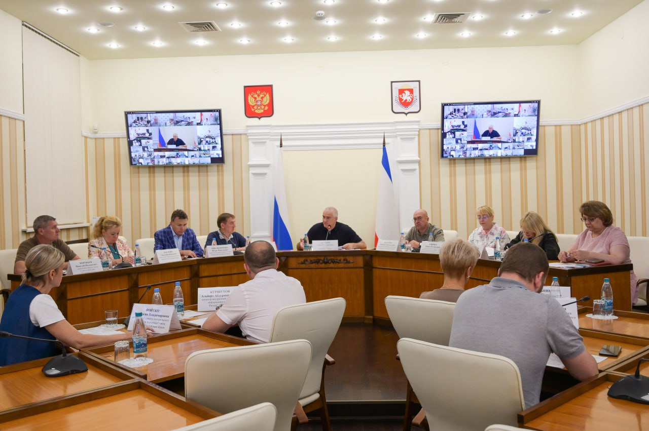 В ходе совещания о проблемных вопросах муниципальных образований в Республике Крым оценили кассовое исполнение местных бюджетов, обсудили ход работ по санитарной очистке и уборке, обрезке деревьев и содержанию газонов, соблюдение расписания движения общественного транспорта, грейдирование грунтовых дорог и проведение ямочного ремонта.  Лучшие результаты по ведению кассовых планов исполнения бюджетов зафиксированы в городах Алушта, Керчь, Саки и Судак, а также в Советском районе, в отстающих – Евпатория, Красноперекопский, Бахчисарайский, Черноморский районы. За неисполнение кассовых планов дисциплинарные взыскания применены в отношении ряда заместителей глав администраций.  Такая же ситуация по выполнению протокольных поручений и исполнительской дисциплине: за неисполнение поручений дисциплинарные взыскания применены в отношении ряда заместителей глав администраций и ответственных лиц, курирующих сферы жилищно-коммунального хозяйства, транспорта и дорожного хозяйства.  Напоминаю о недопустимости срыва сроков выполнения поставленных ранее задач, что чаще всего происходит по субъективным причинам. Главы администраций муниципалитетов должны лично контролировать все процессы: никаких объективных причин для переноса сроков исполнения нет. Не оставляйте все на последний день. Список поручений должен быть всегда на рабочем столе. Сверяйтесь с ним хотя бы раз в неделю, и тогда все пойдет надлежащим образом. Если же вы видите, что должностные лица, которым вы поручили ту или иную задачу, не справляются, значит накладывайте дисциплинарные взыскания. Необходимо оперативно реагировать на бездействие подчиненных. В противном случае наказание понесут именно главы администраций.  Что касается вопроса организации работы с обращениями граждан, в большинстве муниципалитетов система отлажена и дает свои результаты. Отмечу Алушту, Армянск, Бахчисарай, Белогорск, Керчь, Ялту, Бахчисарайский, Белогорский, Джанкойский, Кировский, Красногвардейский, Красноперекопский, Ленинский, Нижнегорский, Первомайский, Раздольненский, Советский и Черноморский районы.  Главам остальных муниципальных образований следует улучшить систему обратной связи с населением, рассматривая обращения заявителей лично.