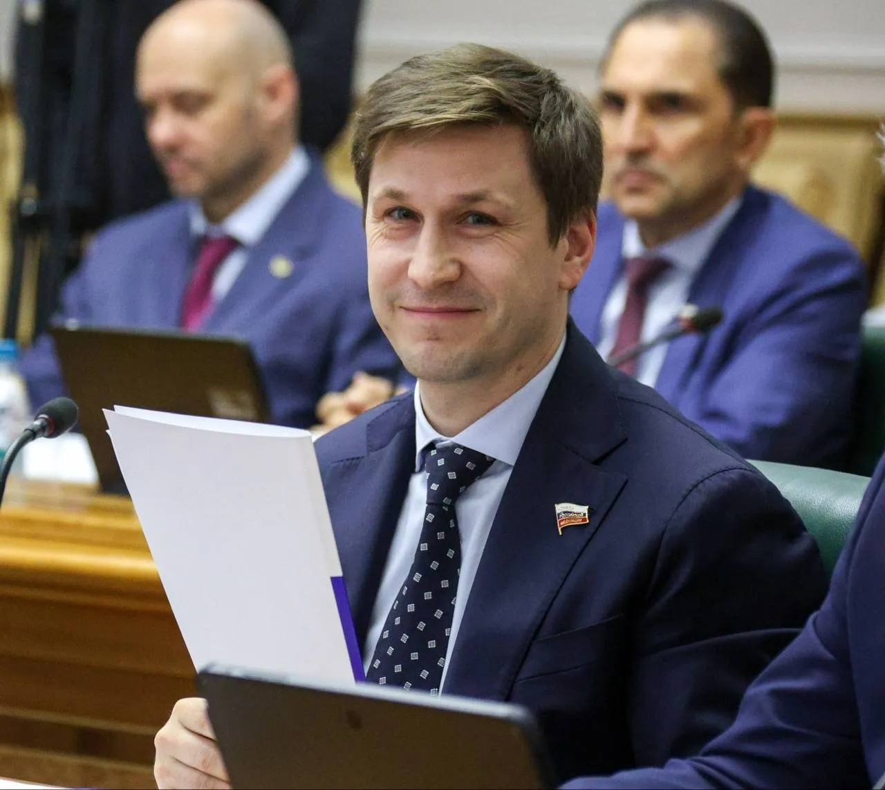 В Совете Федерации прошло заседание Совета по вопросам развития Дальнего Востока Арктики и Антарктики Владимир Якушев провёл заседание по предпринимательству в Арктической зоне С 2027 года по поручению Президента вводится единый преференциальный режим для ДФО и Арктики Наша задача чтобы при формировании этого режима были учтены в том числе интересы малого и среднего бизнеса Проблемы тоже обозначили высокие затраты на ведение бизнеса фискальная нагрузка логистика и т д Из за этого происходит рост цен на социально значимые товары И ещё один тревожный сигнал был поднят при обсуждении с 1 января этого года снизили предельный размер дохода для упрощённой системы налогообложения При его превышении возникает обязанность на уплату НДС Был приведен в пример сувенирный магазин работающий в арктической зоне у которого фискальная нагрузка за год возросла на 835 УСН НДС а прибыль при этом упала на 51 Для малого бизнеса в Арктике это особенно чувствительно Какие предложения были выдвинуты от нашего региона смотрите в моем сообществе в ВК