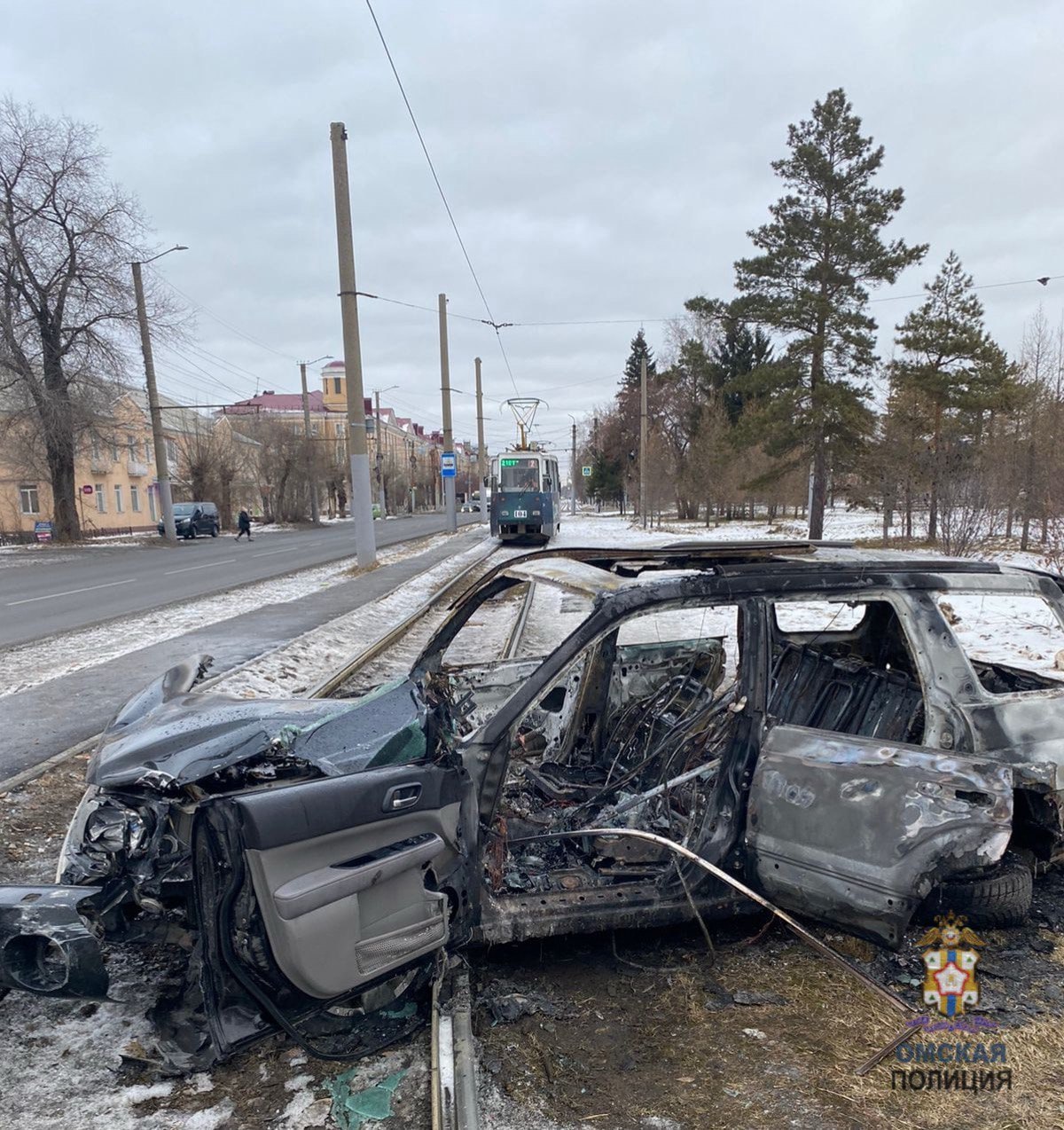 Омич устроил аварию и решил сжечь свой автомобиль В полицию поступило сообщение о ДТП на улице Богдана Хмельницкого Прибывшие госавтоинспекторы обнаружили сгоревшую иномарку Правоохранители выяснили что 21 летний водитель Субару Форестер при переезде перекрестка нарушил дистанцию и столкнулся с ГАЗелью После аварии он с пассажиркой скрылся с места происшествия так как не имел водительского удостоверения Позже омич вернулся с друзьями забрал ценное имущество из машины разбил окна кирпичом облил автомобиль горючим веществом и поджег его По его словам понял что больше не сможет использовать транспортное средство и решил его уничтожить В отношении нарушителя возбуждено шесть административных дел Проверка продолжается Фото УМВД России по Омской области   Подписывайтесь на 12 канал в МАХ
